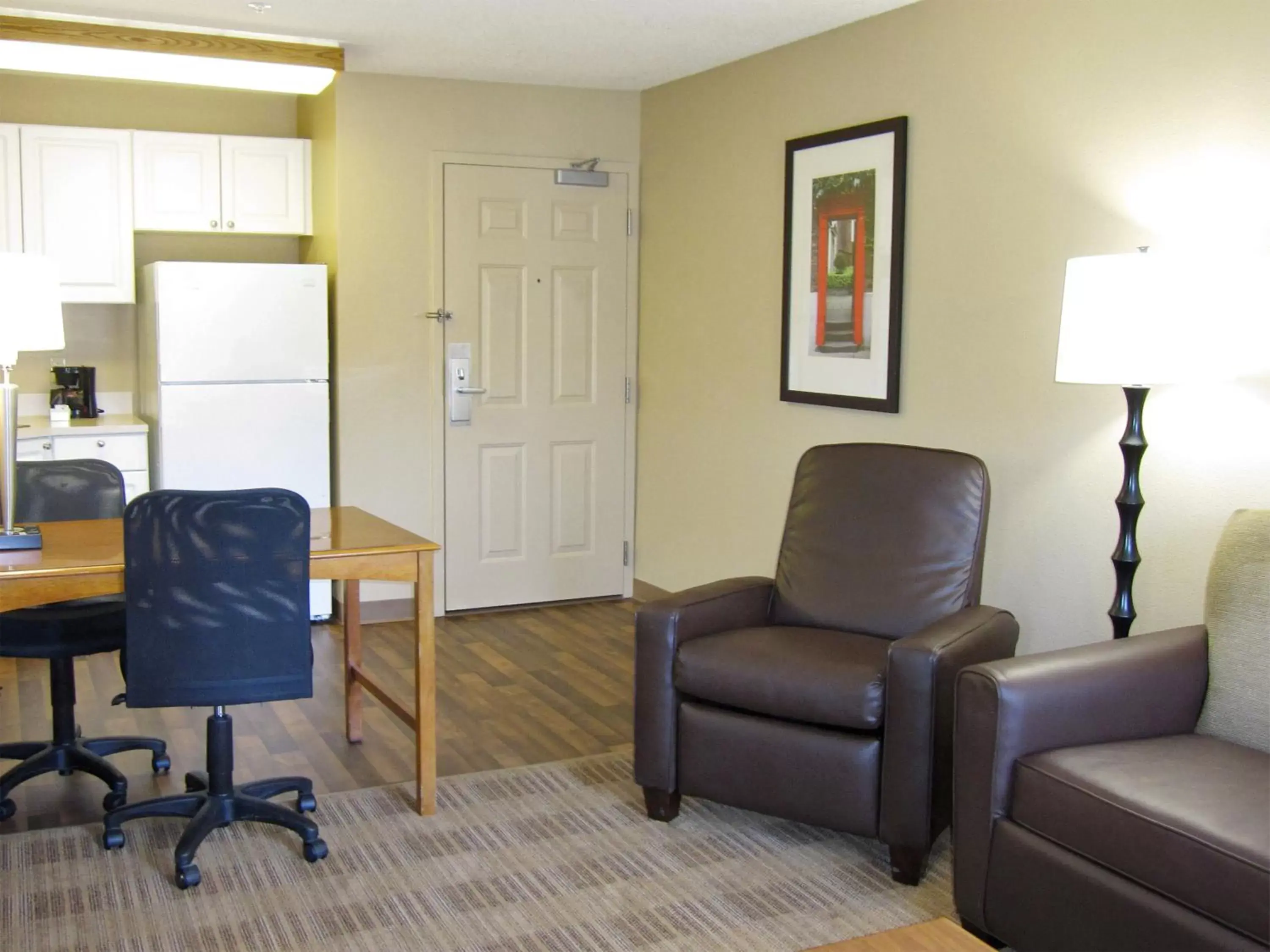 Kitchen or kitchenette, Seating Area in Extended Stay America Suites - Richmond - W Broad Street - Glenside - North