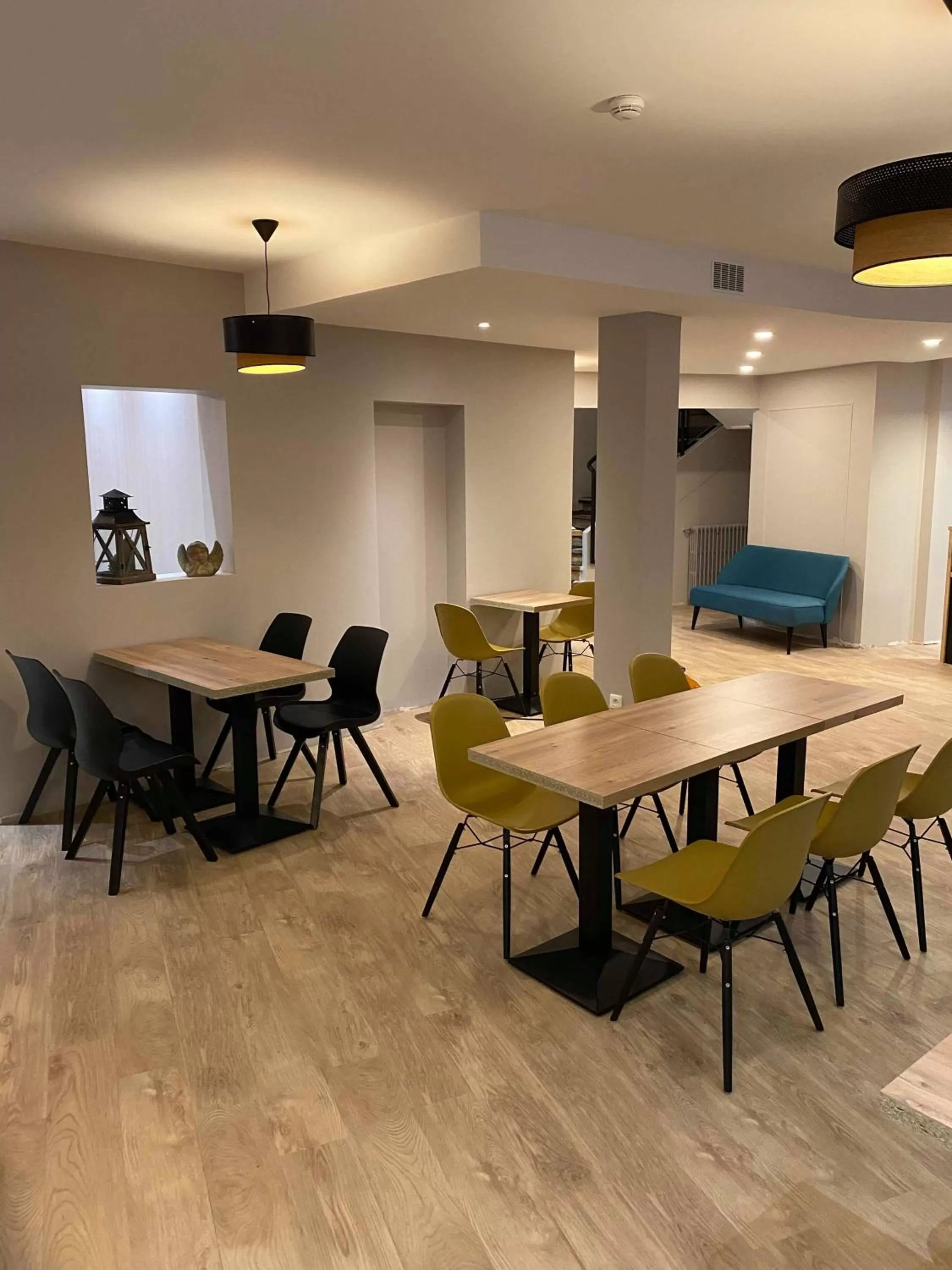 Communal lounge/ TV room in Hotel De Quebec