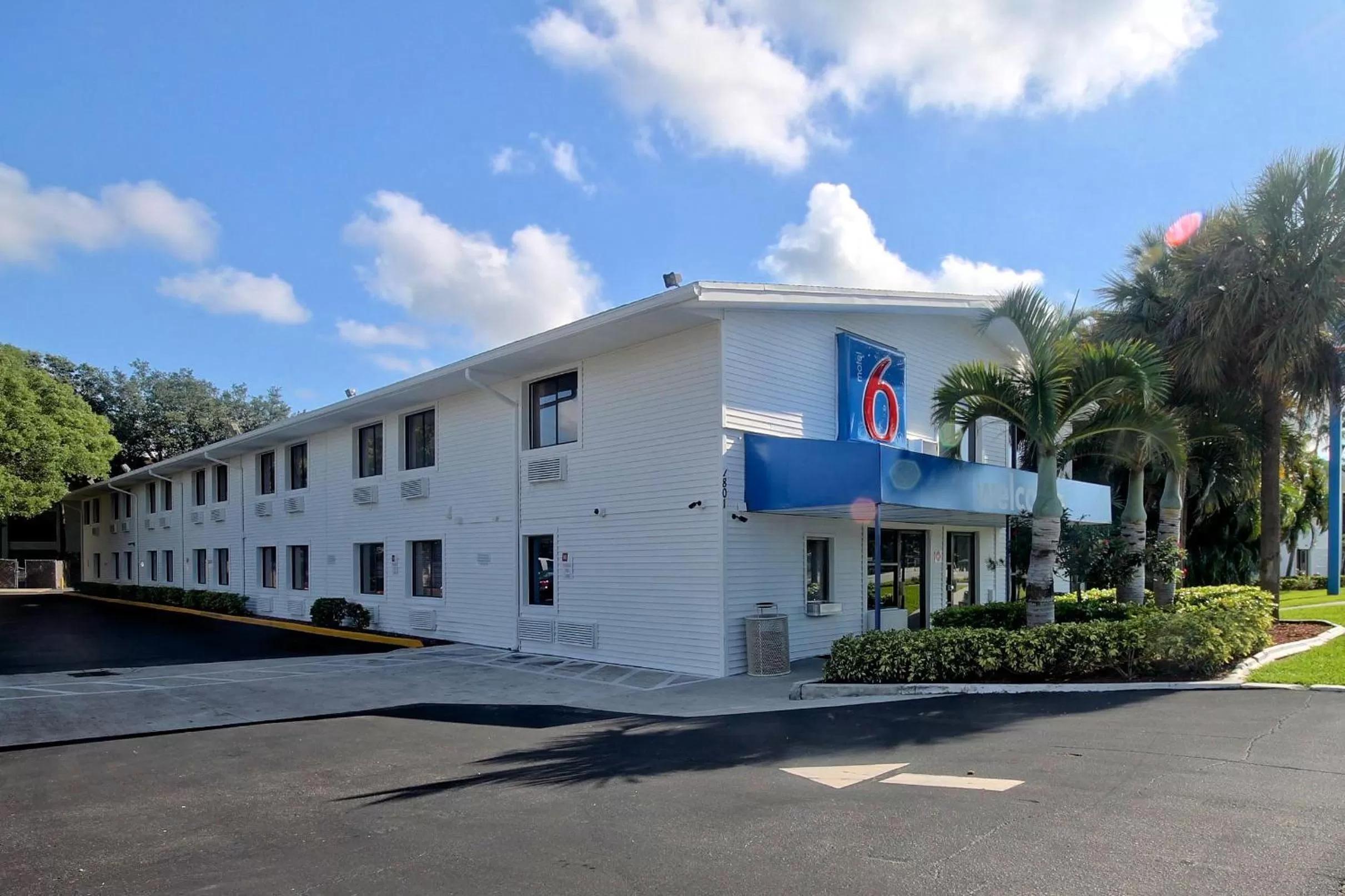 Facade/entrance in Motel 6-Fort Lauderdale, FL