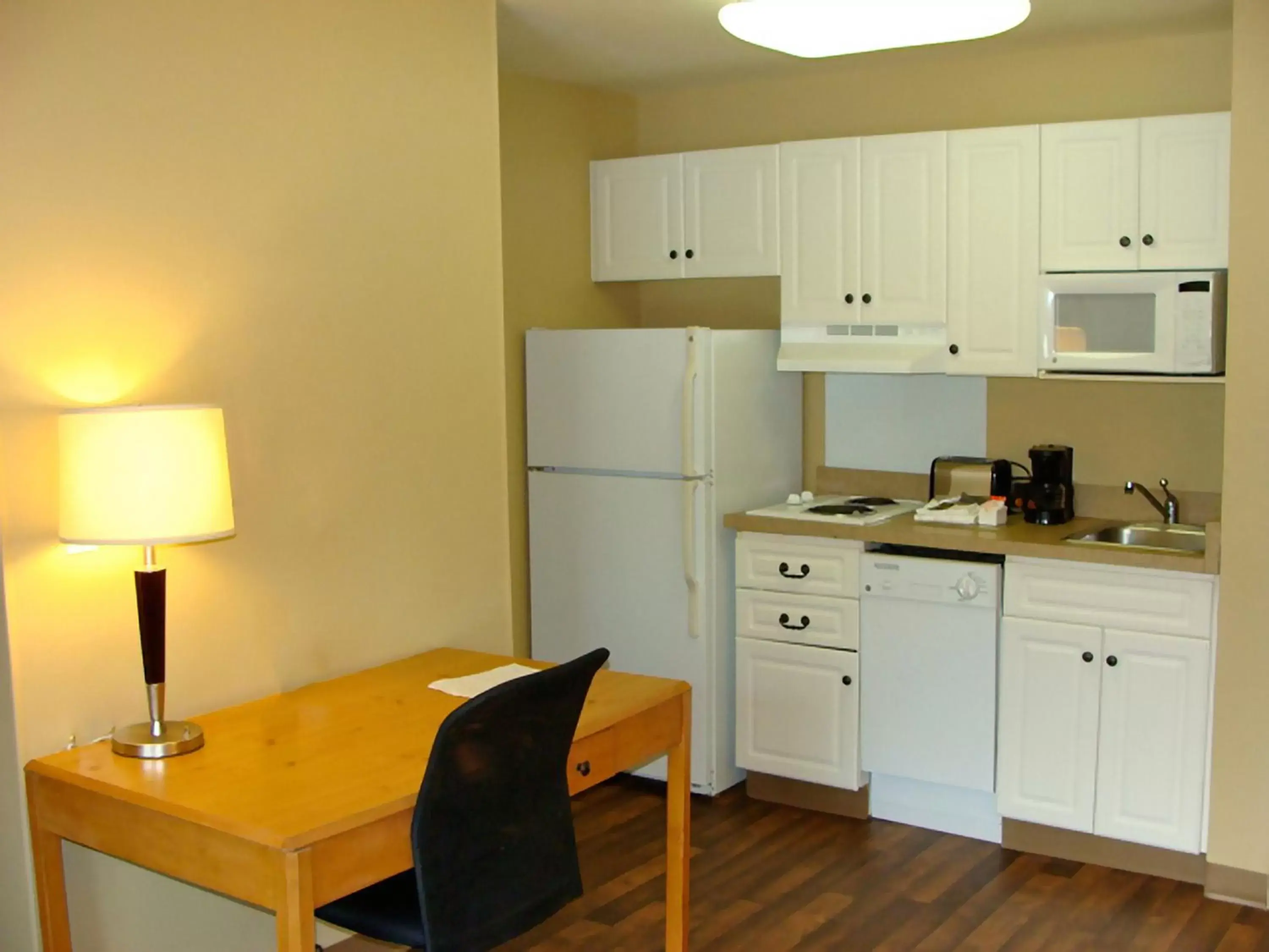Kitchen or kitchenette, Kitchen/Kitchenette in Extended Stay America Suites - Piscataway - Rutgers University