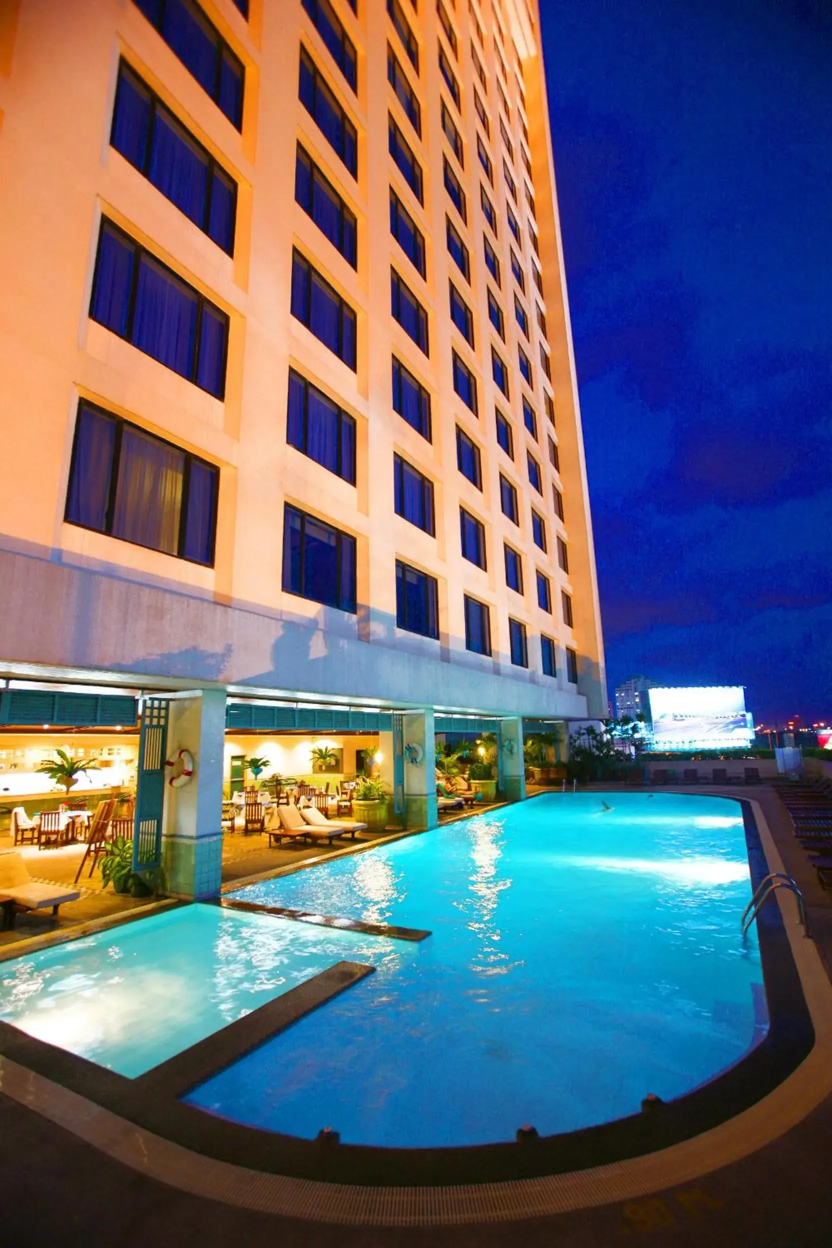 Swimming Pool in Golden Tulip Sovereign Hotel Bangkok