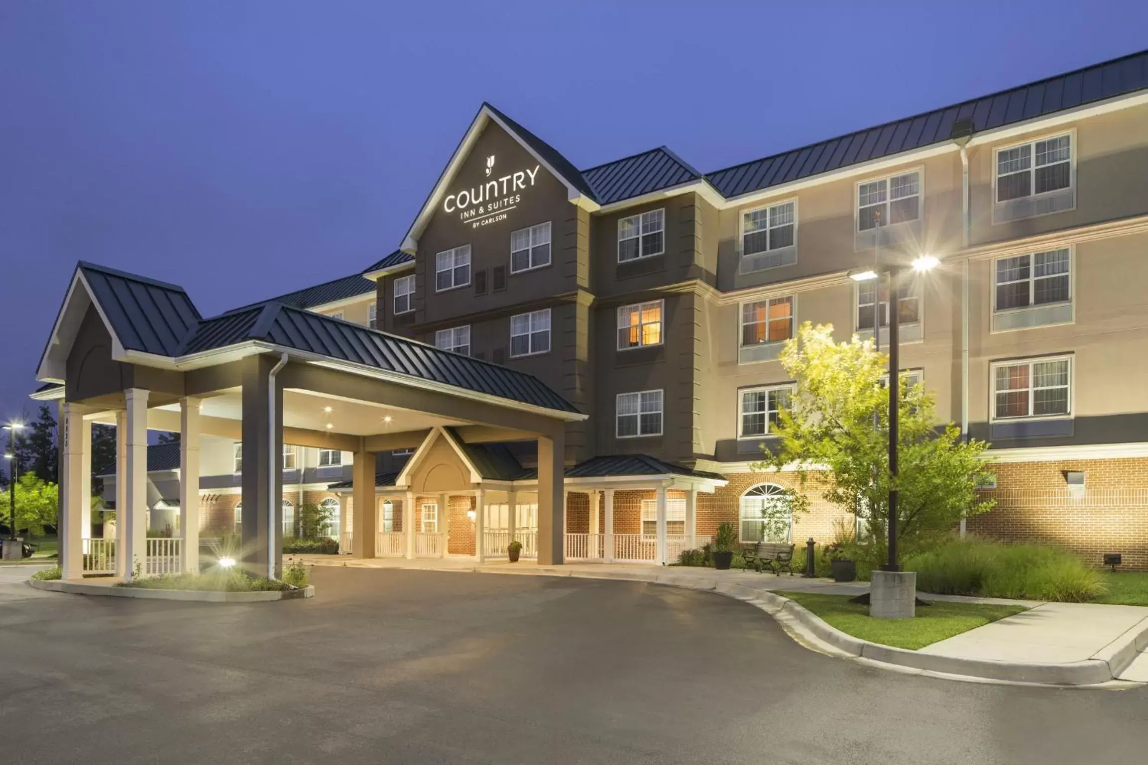 Property Building in Country Inn & Suites by Radisson, Baltimore North, MD