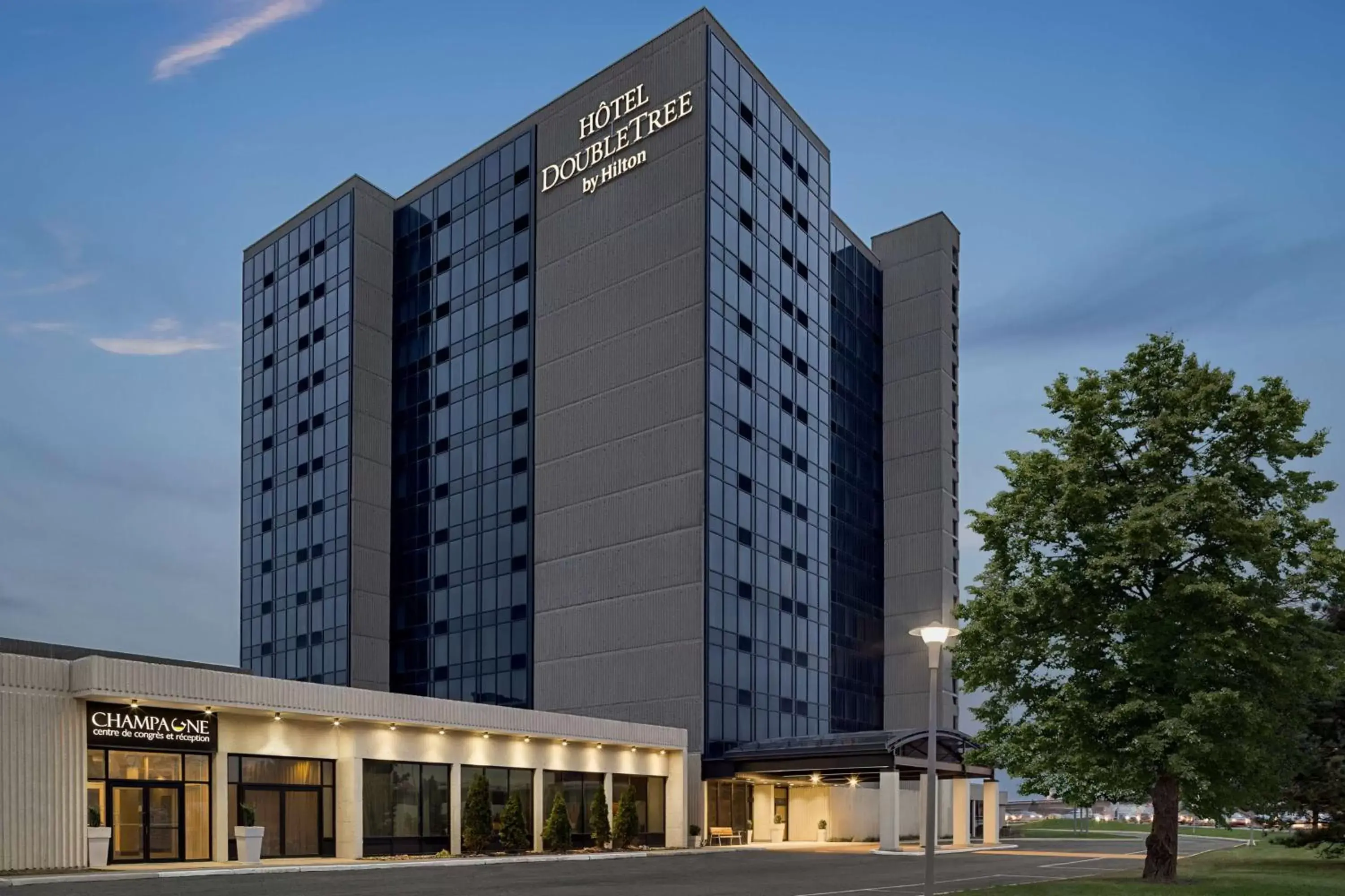 Property Building in Doubletree By Hilton Pointe Claire Montreal Airport West