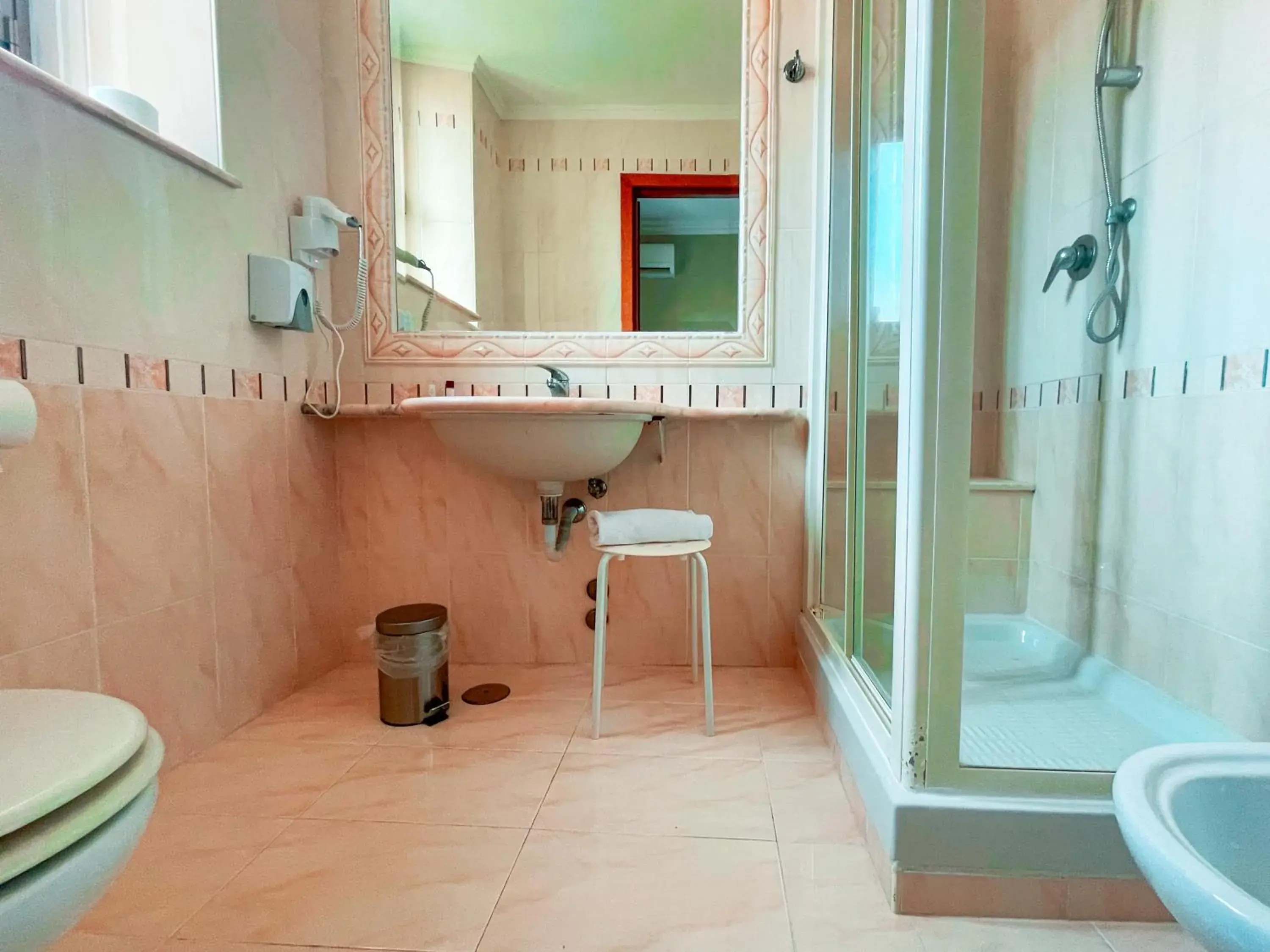 Shower, Bathroom in Ostello Bello Roma Colosseo