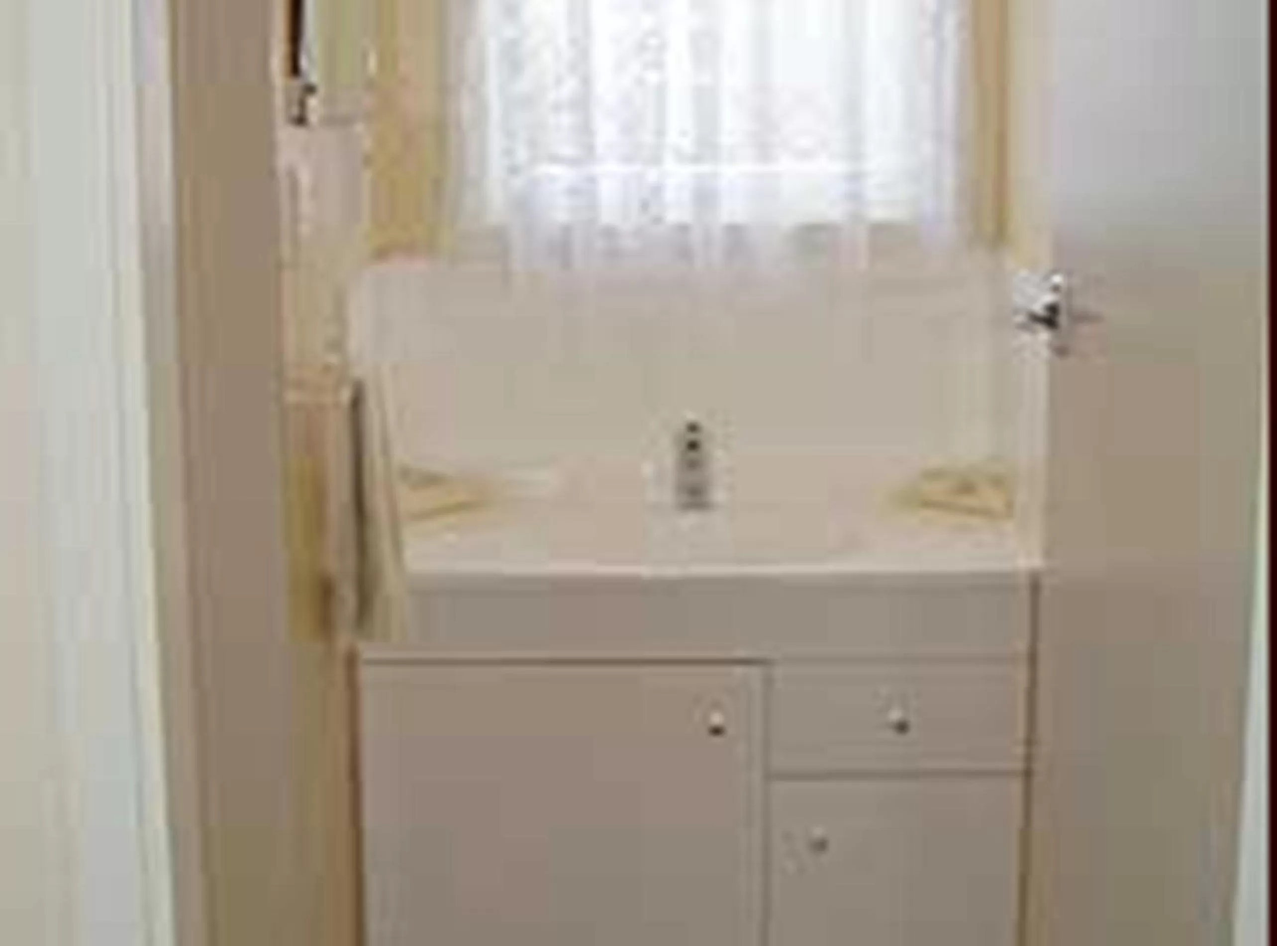 Bathroom in Merivale Court Motel & Apartments