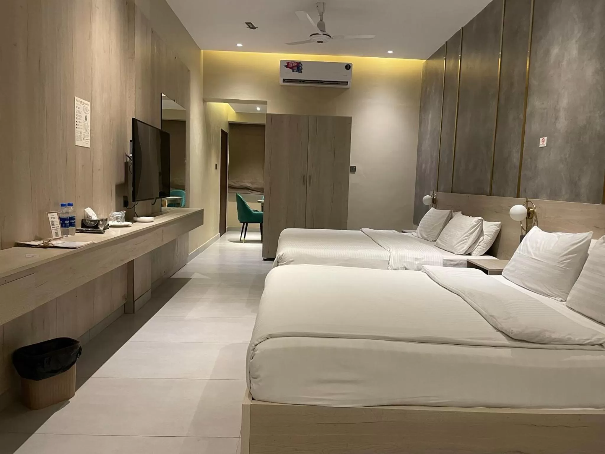 Photo of the whole room, Bed in Hamsun Shahrah-e-Faisal