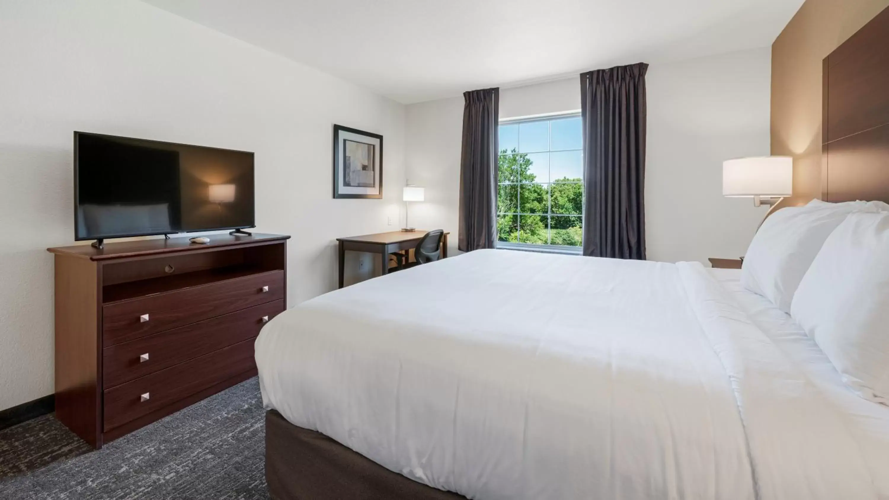 Bed in Cobblestone Hotel & Suites - Two Rivers