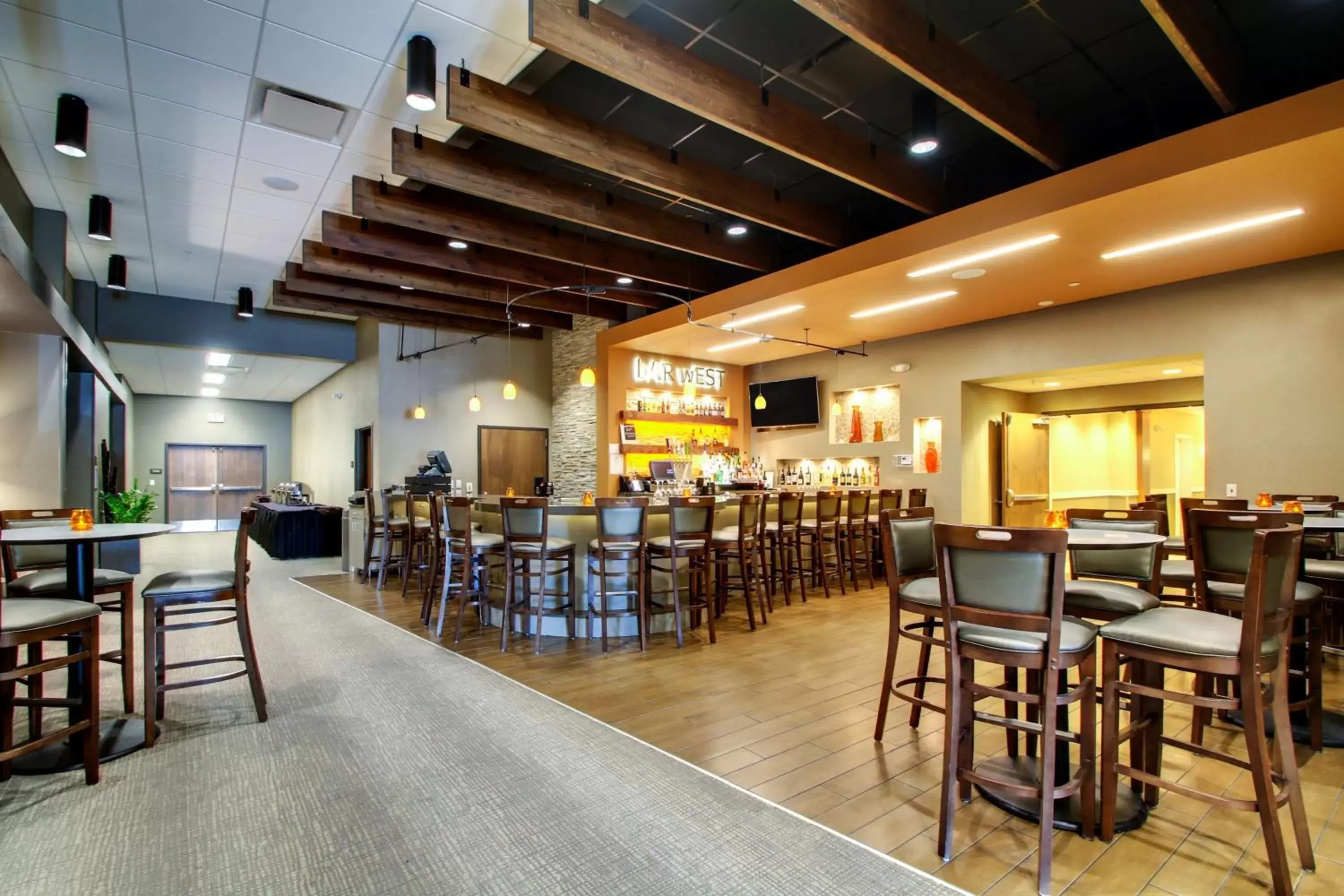 Lounge or bar, Restaurant/Places to Eat in Hampton Inn & Suites Milwaukee West