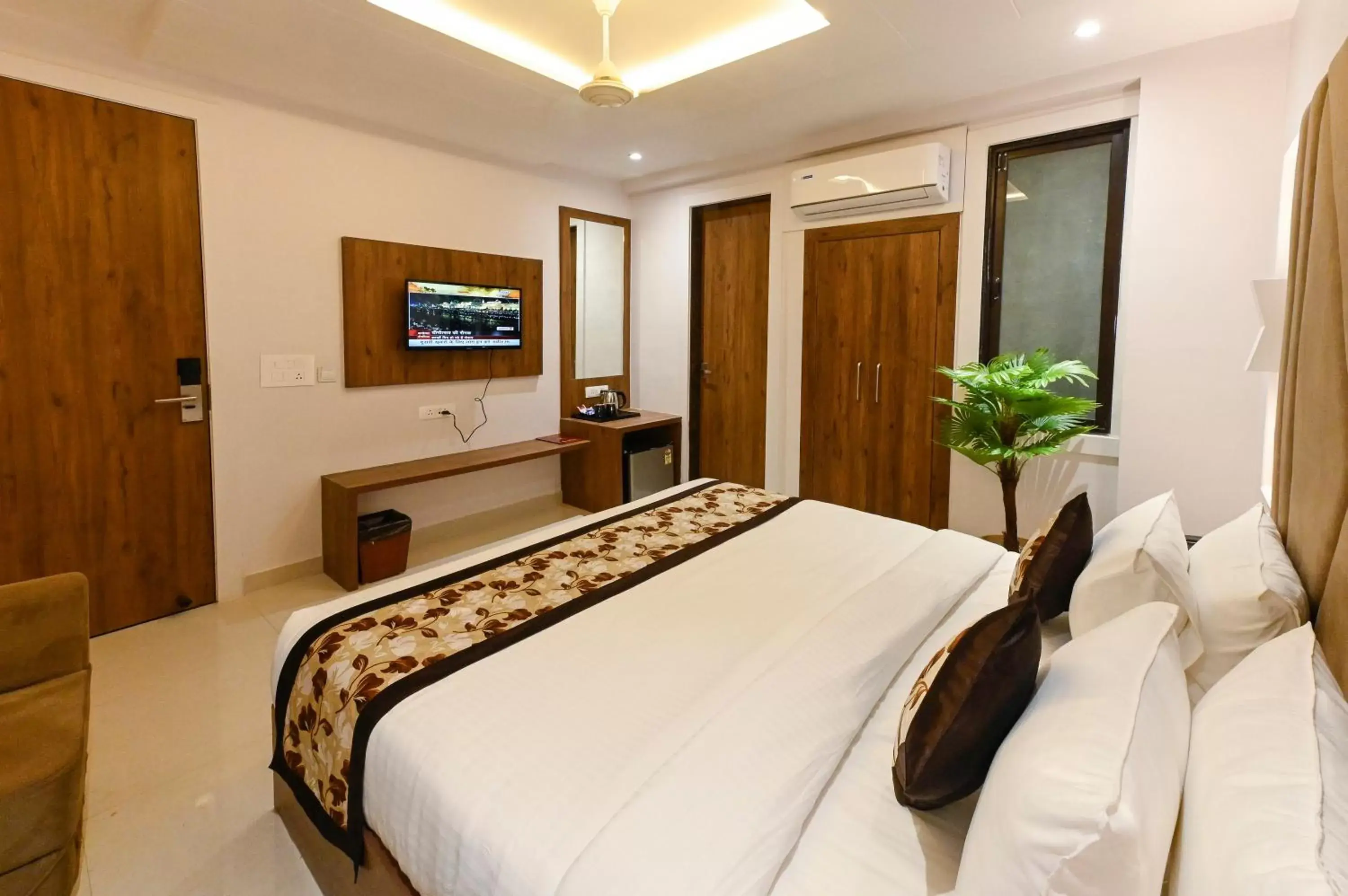 Photo of the whole room, Bed in Hotel Avalon Palms Agra