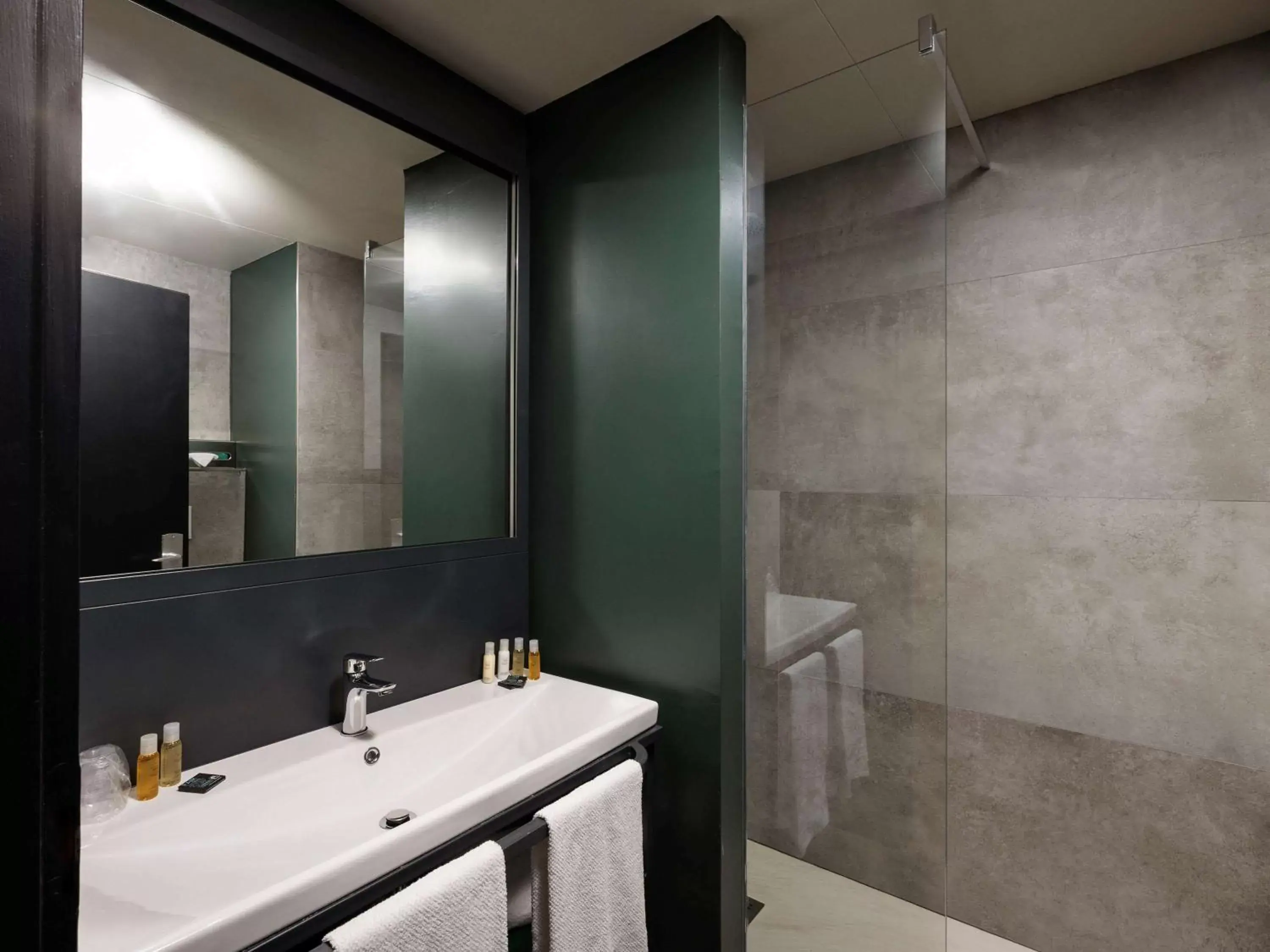 Shower, Bathroom in Hotel Novotel Genova City