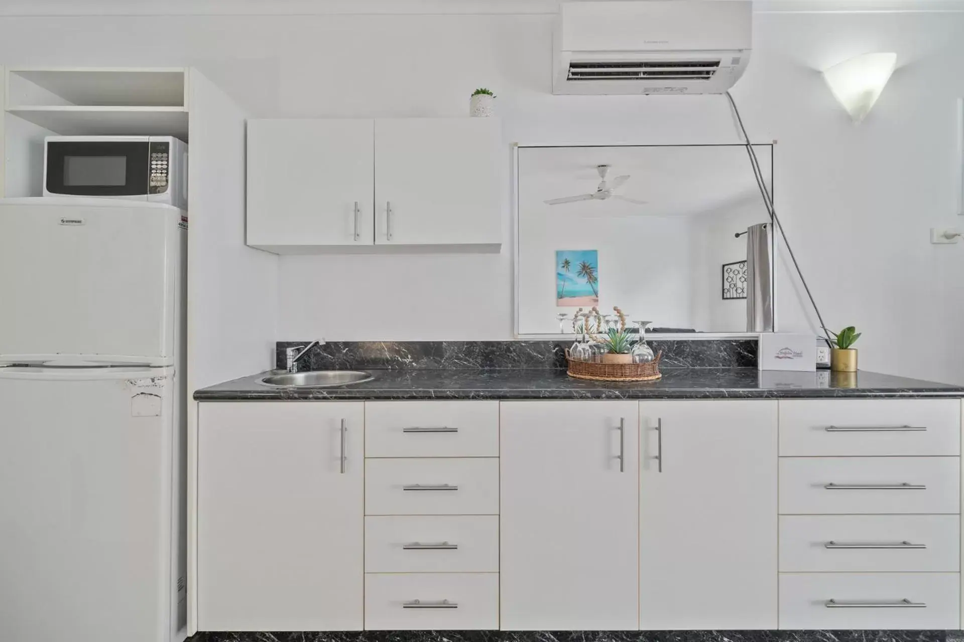 Kitchen/Kitchenette in The Resort at Dolphin Heads