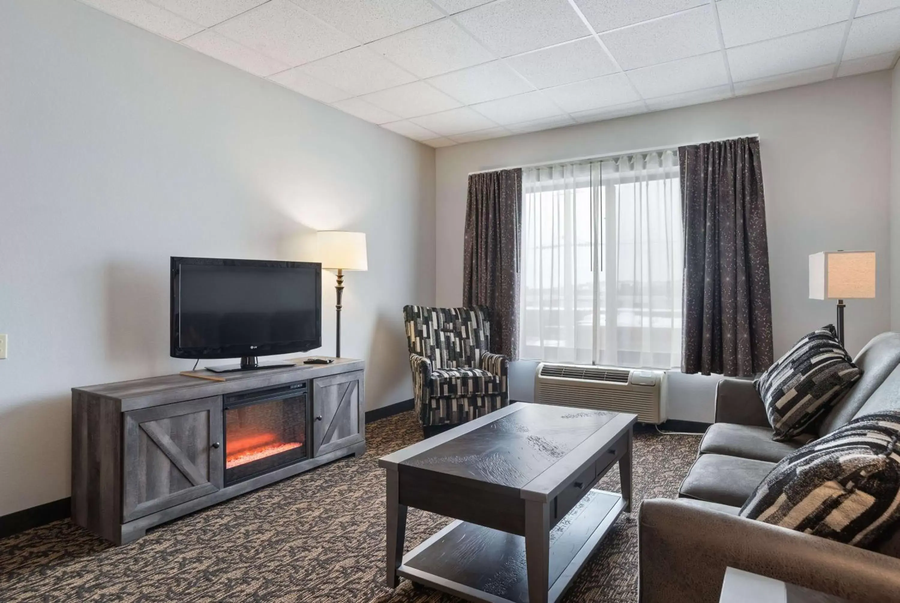 Photo of the whole room, TV/Entertainment Center in Howard Johnson by Wyndham Rapid City