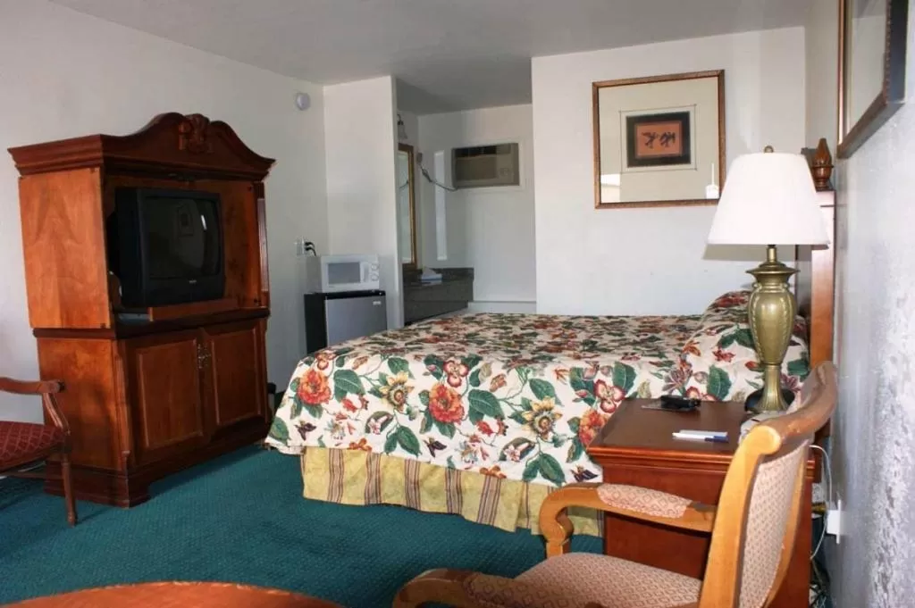 Bed in HWY Express Inn and Suites