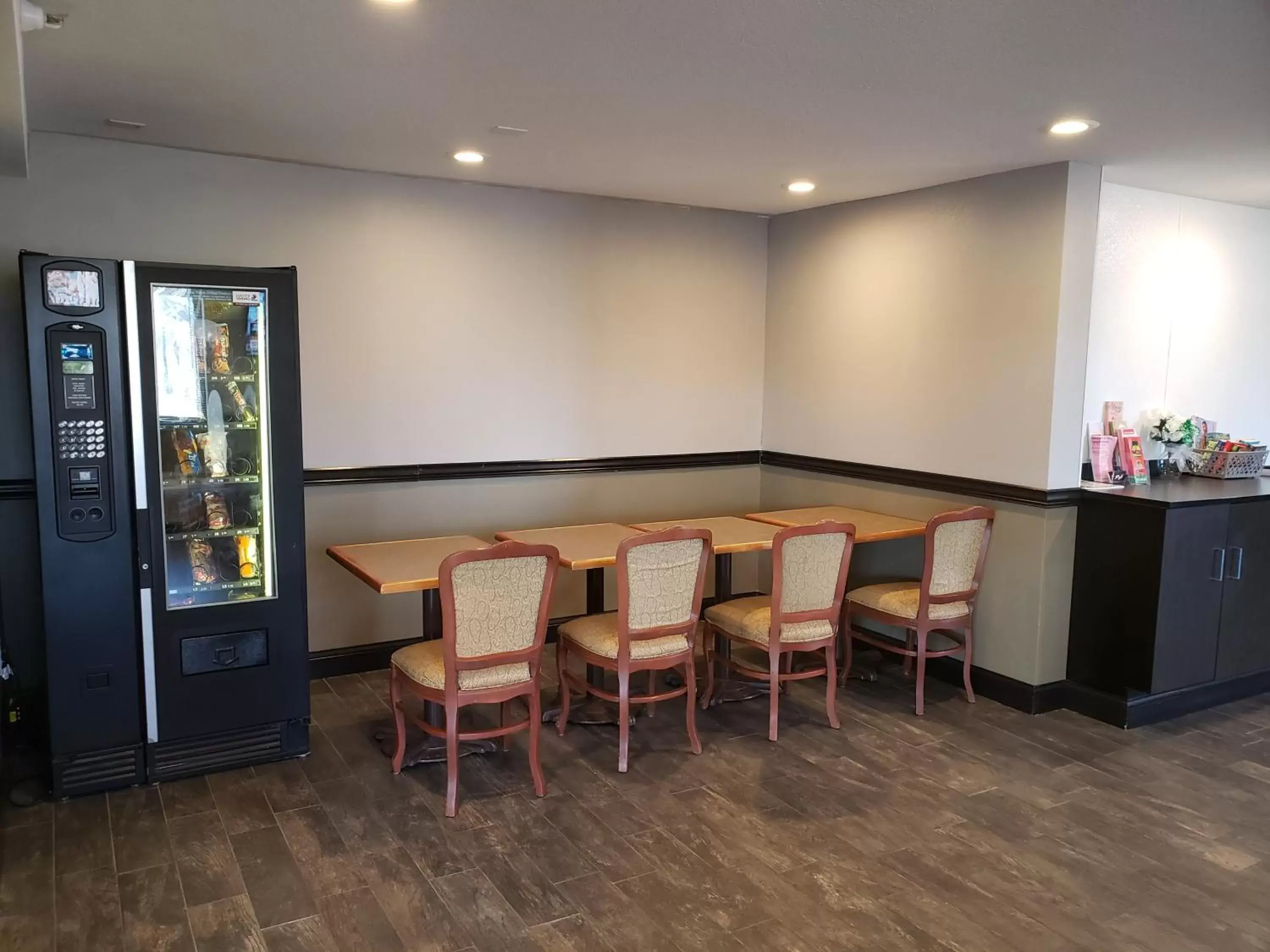 Dining area in Travelodge by Wyndham Brooklyn Center