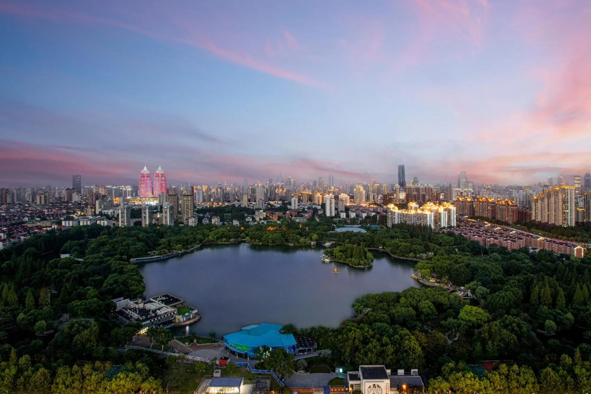 Natural landscape in HUALUXE Shanghai Changfeng Park - Park Lake View