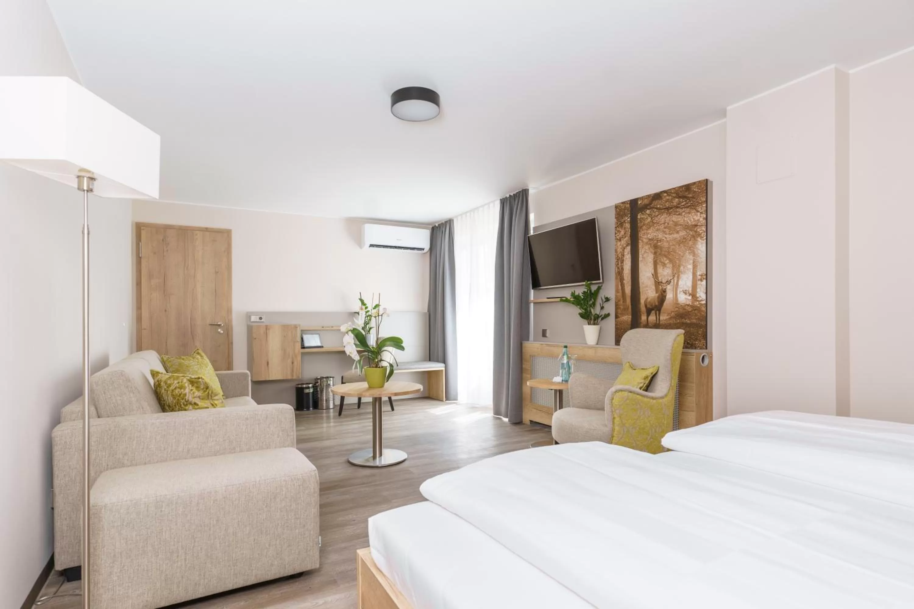 Bed in Hotel Forsthaus Grüna Betreibergesellschaft mbH