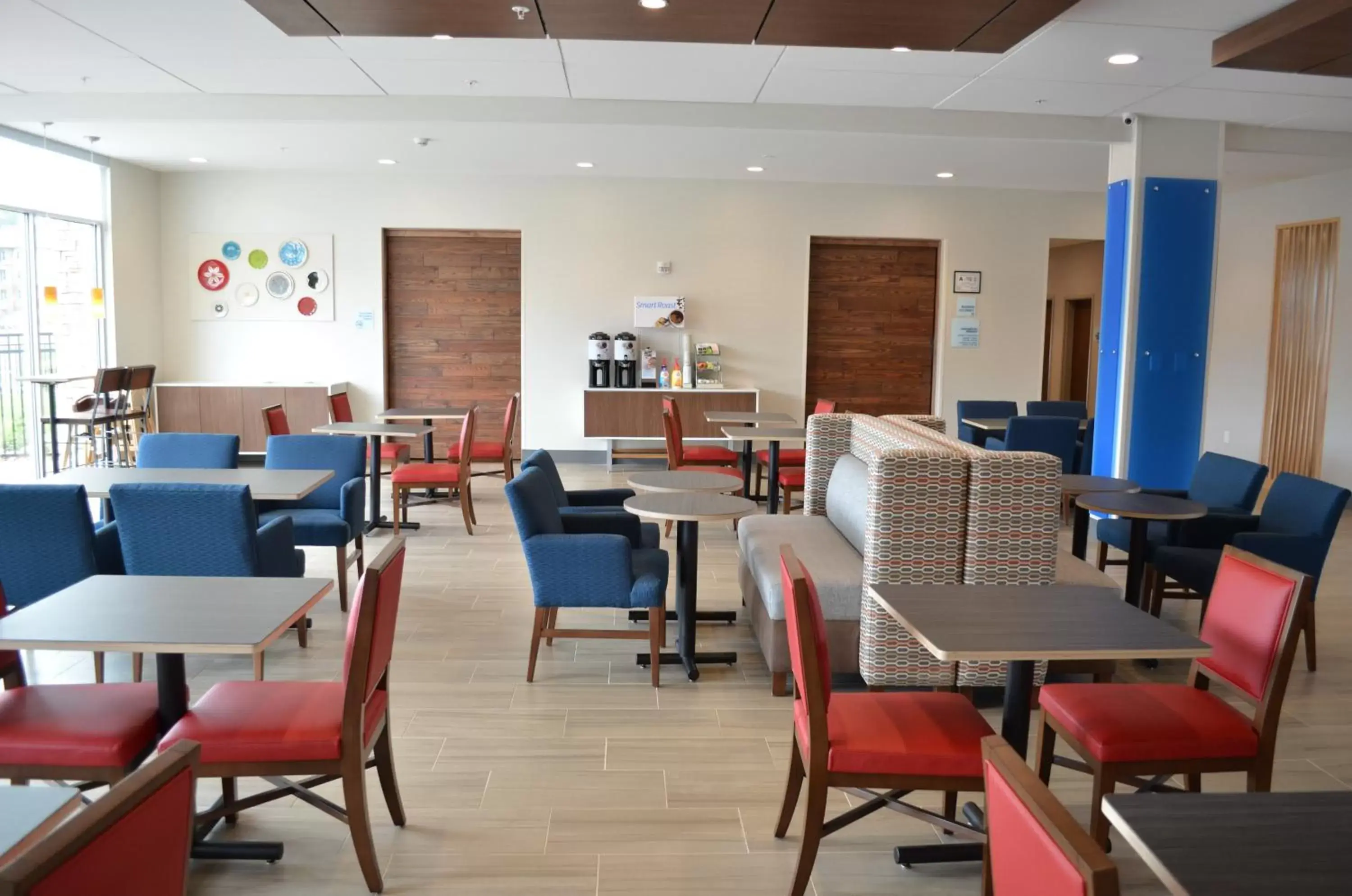 Breakfast, Restaurant/Places to Eat in Holiday Inn Express & Suites - Charlotte NE - University Area, an IHG Hotel