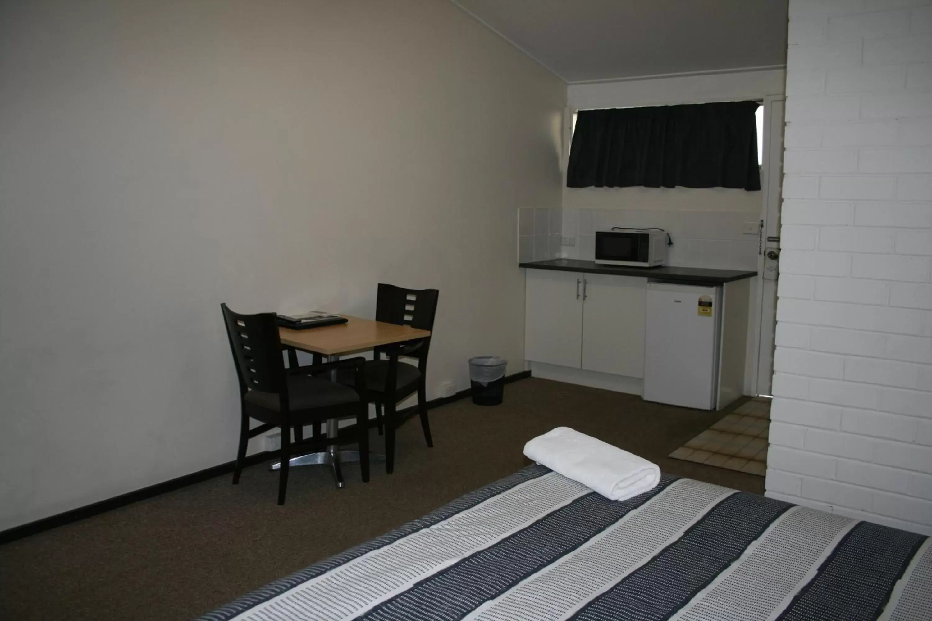 Kitchen or kitchenette, TV/Entertainment Center in The Plains Motor Inn