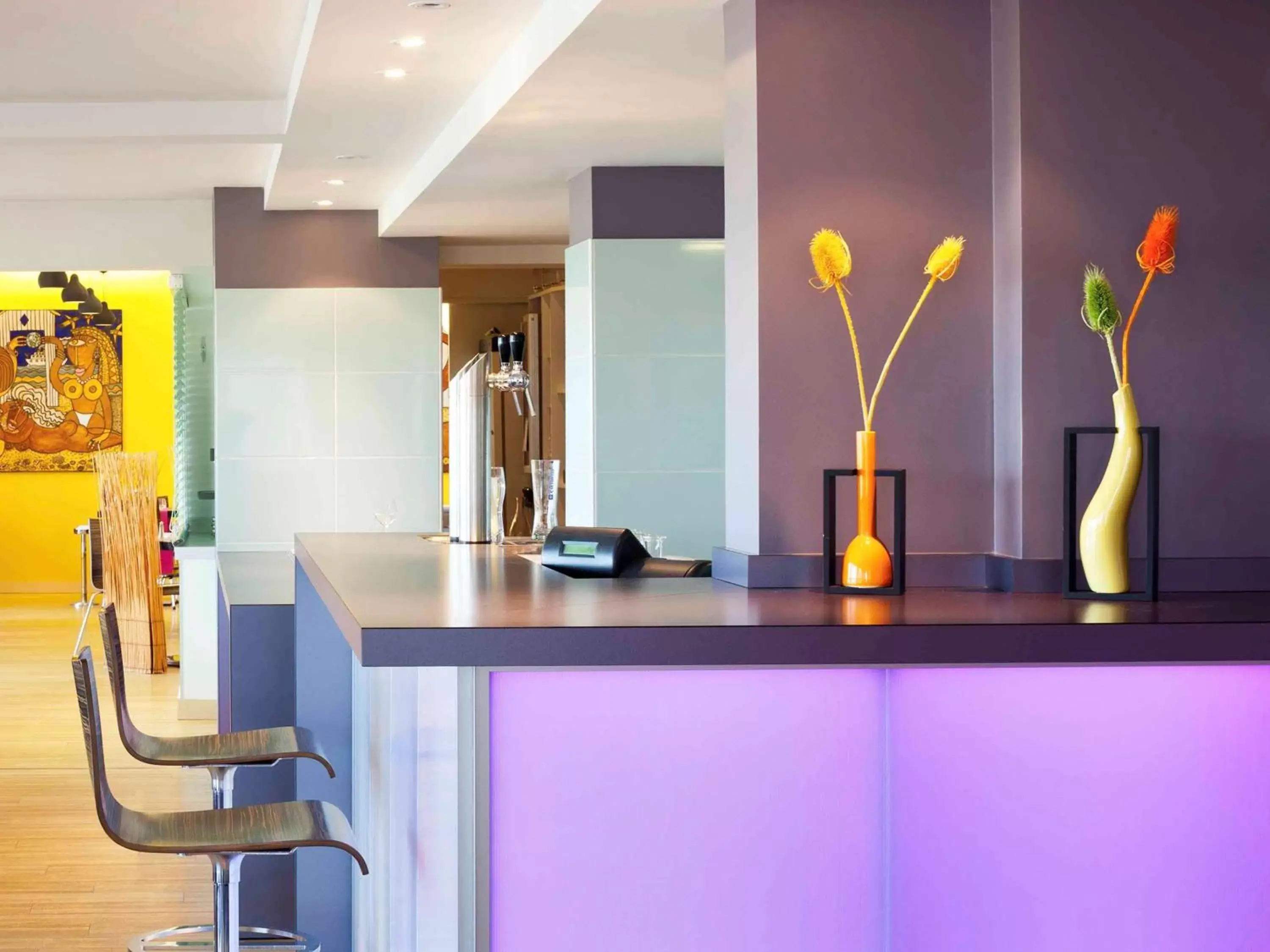 Lounge or bar, Kitchen/Kitchenette in ibis Styles Ouistreham