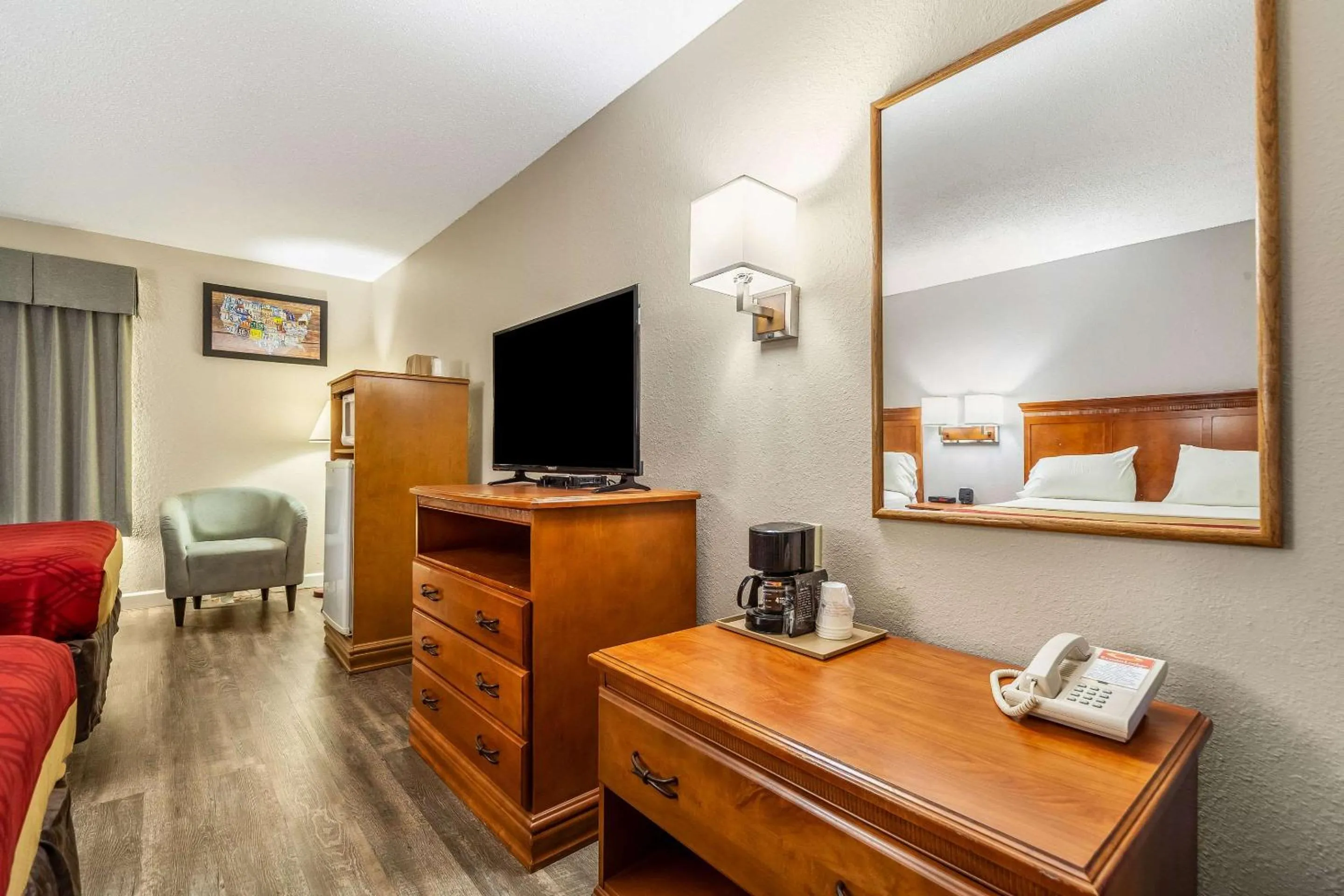 Photo of the whole room, Bed in Econo Lodge Lincoln