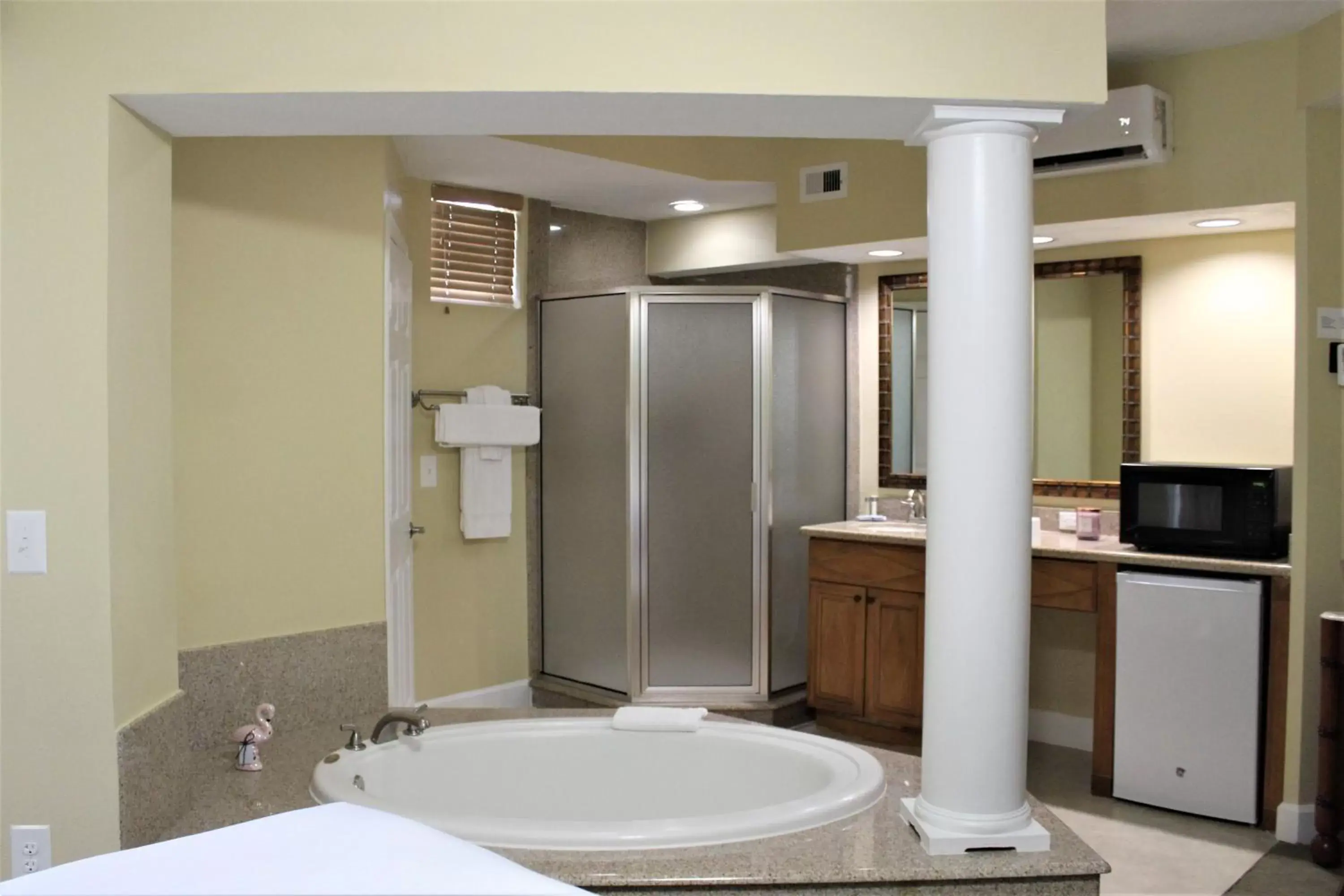 Bedroom, Bathroom in Cypress Pointe Resort
