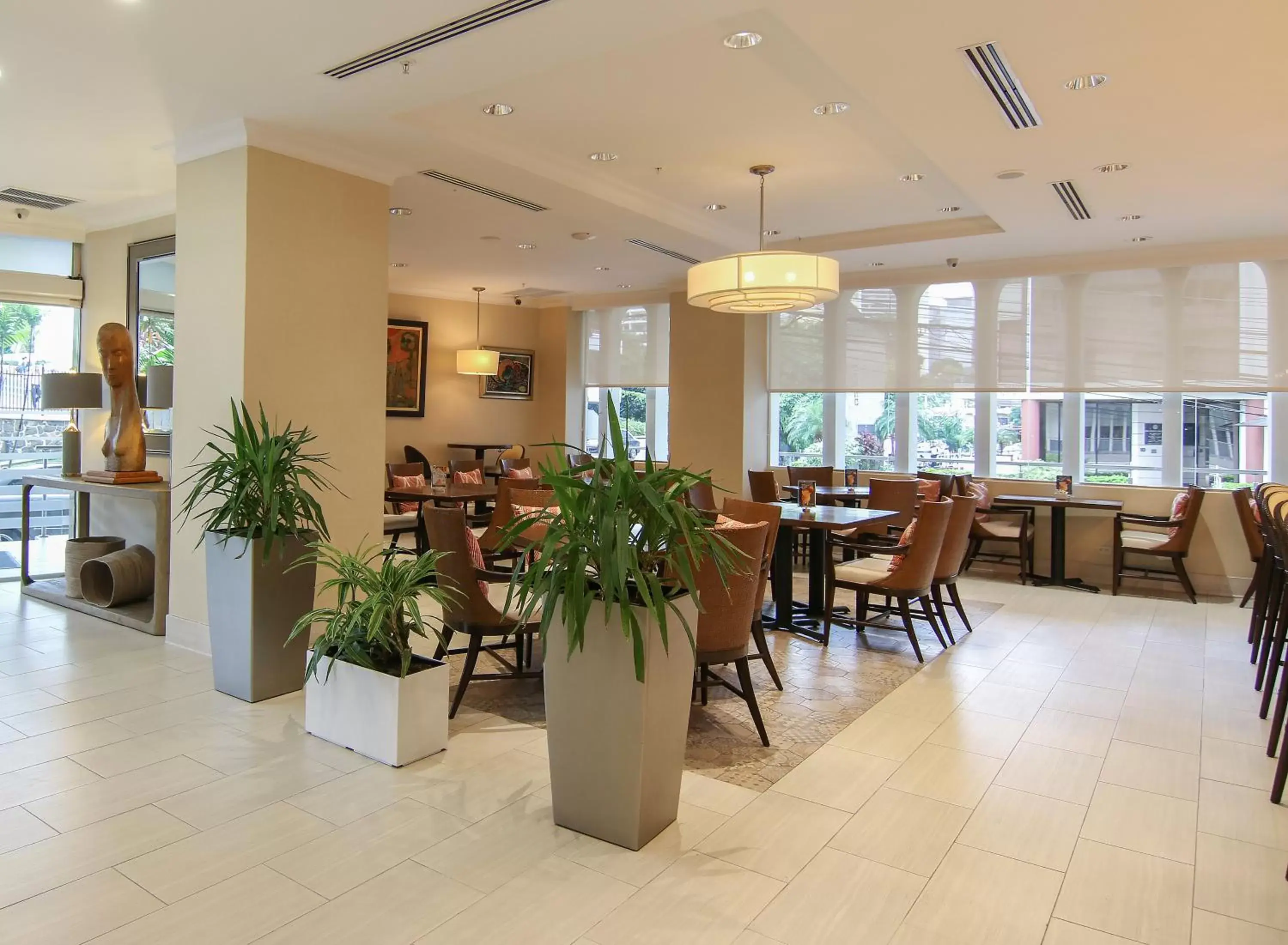 Lounge or bar, Restaurant/Places to Eat in The Executive Hotel