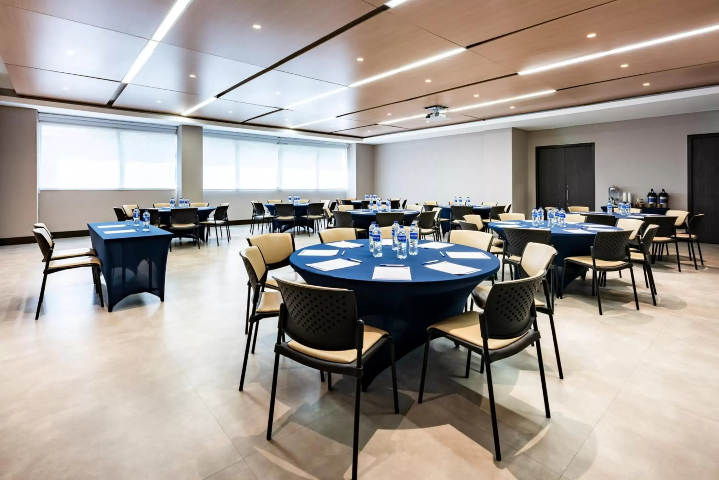 Meeting/conference room, Restaurant/Places to Eat in Holiday Inn Express - Cartagena Bocagrande, an IHG Hotel