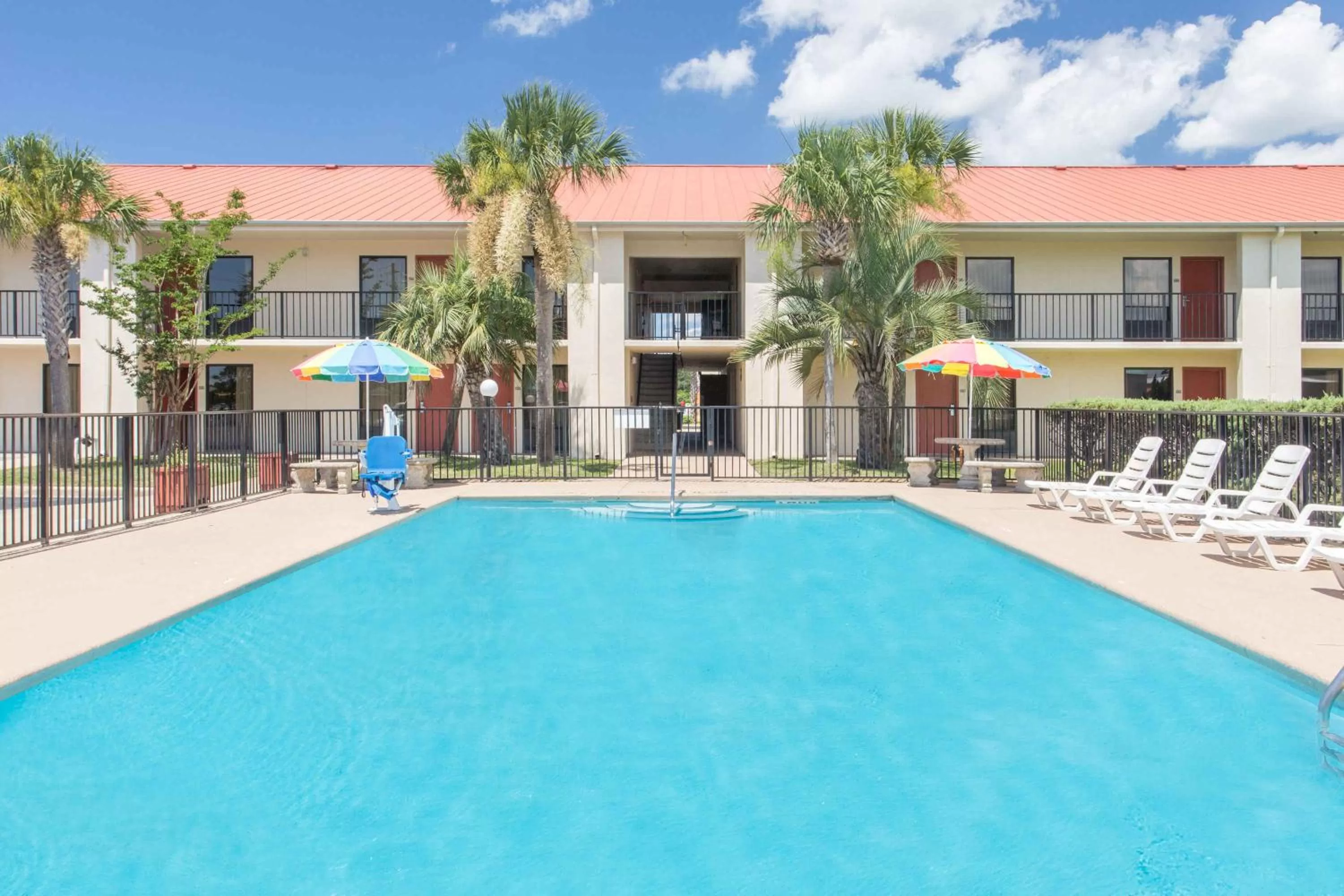 Days Inn & Suites by Wyndham Navarre - near Beaches Hurlburt