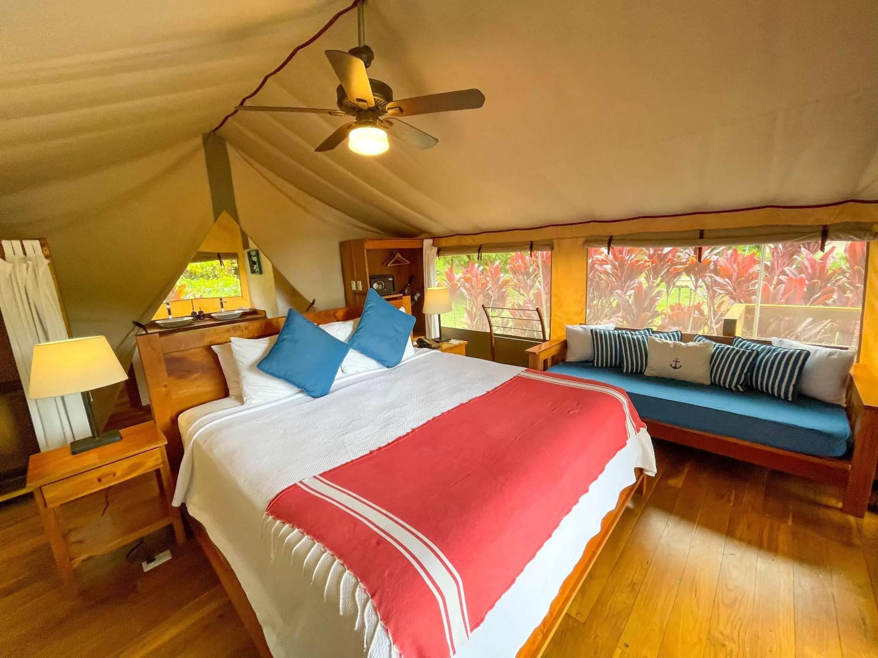 Photo of the whole room, Bed in Isla Chiquita Glamping Hotel