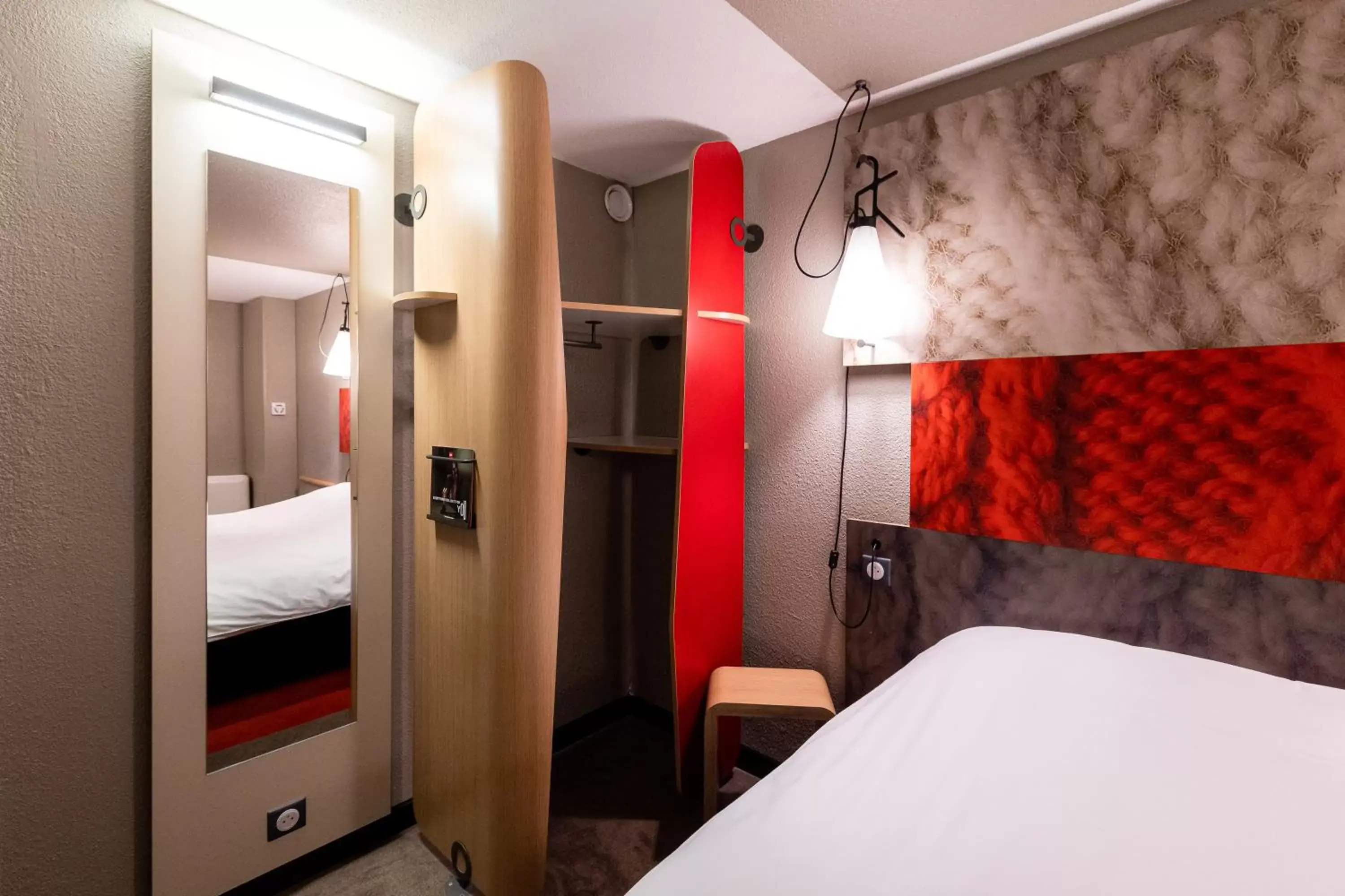 Bedroom, Bathroom in ibis Bordeaux Centre Meriadeck