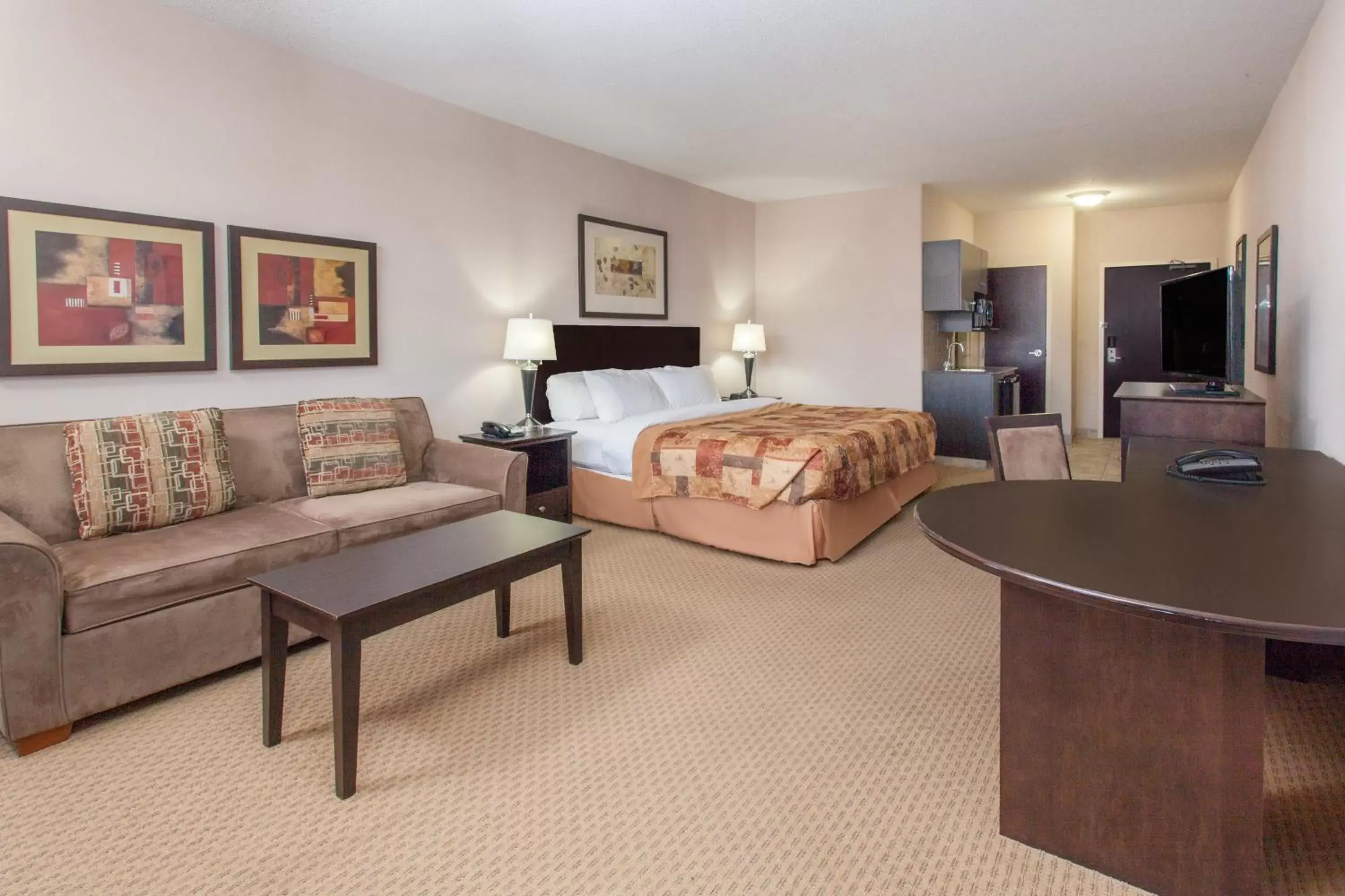 Photo of the whole room, Room Photo in Ramada by Wyndham Brooks