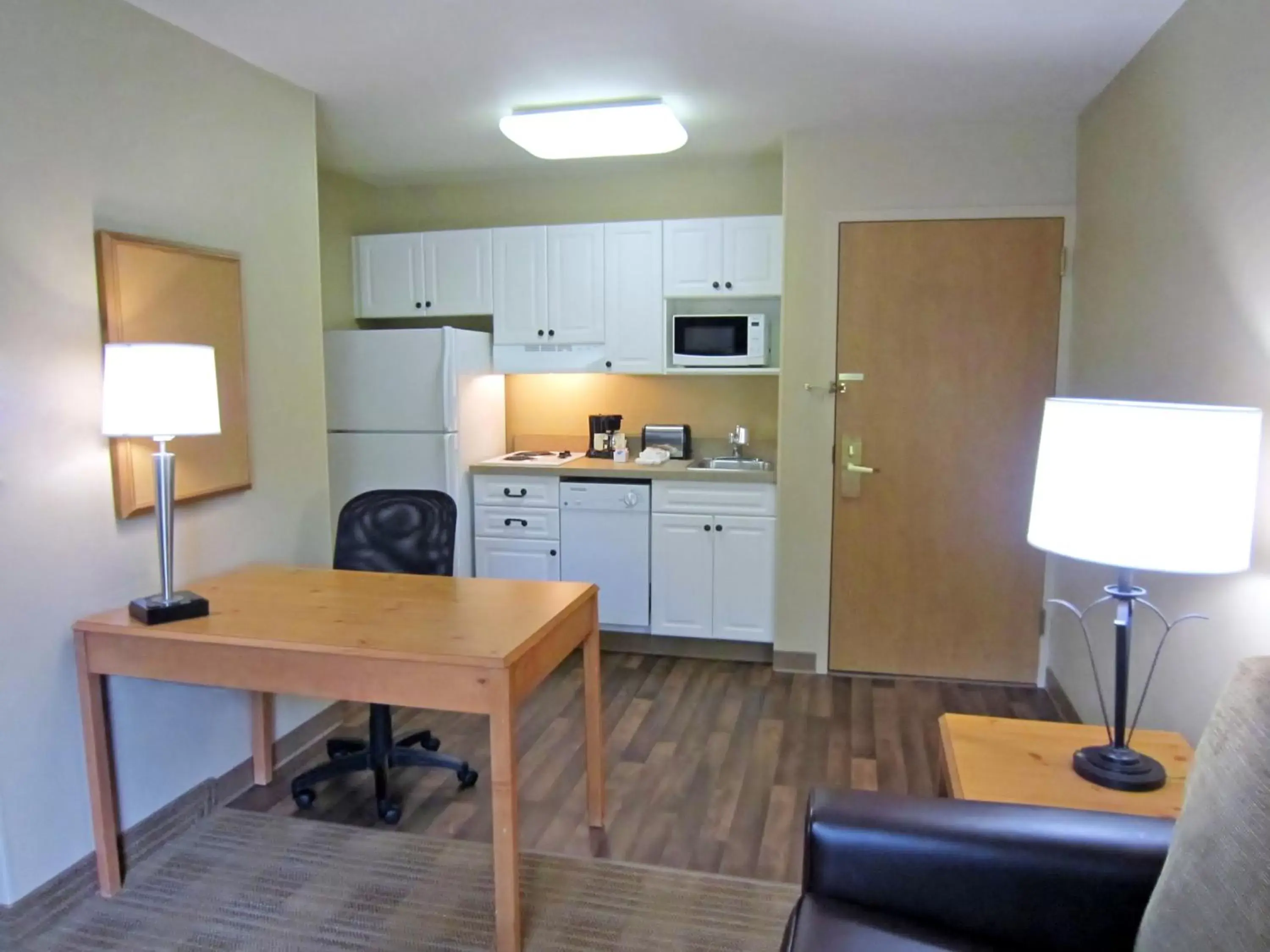 Kitchen or kitchenette, Kitchen/Kitchenette in Extended Stay America Suites - Washington, DC - Fairfax