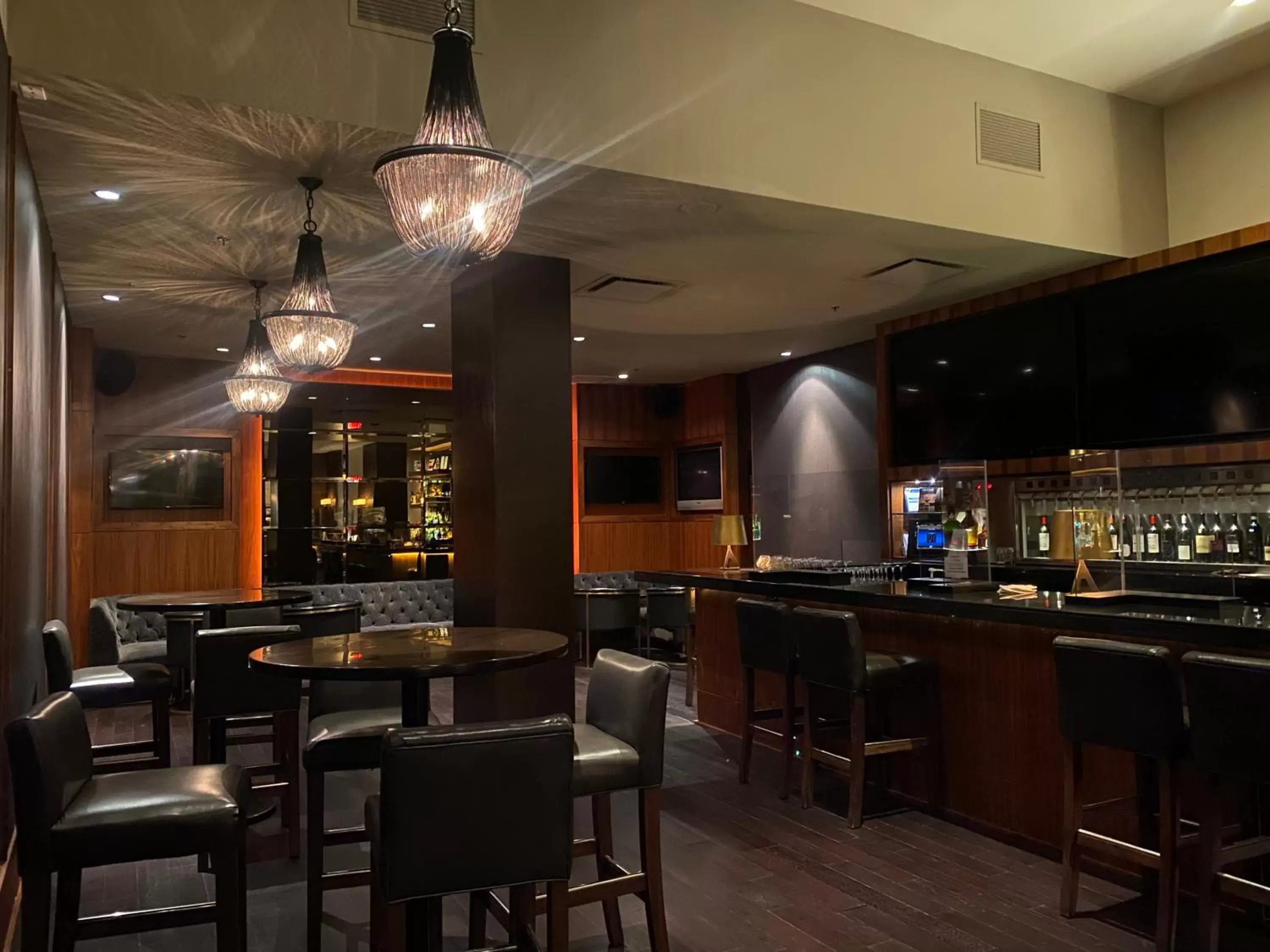 Lounge or bar, Restaurant/Places to Eat in Century Plaza Hotel