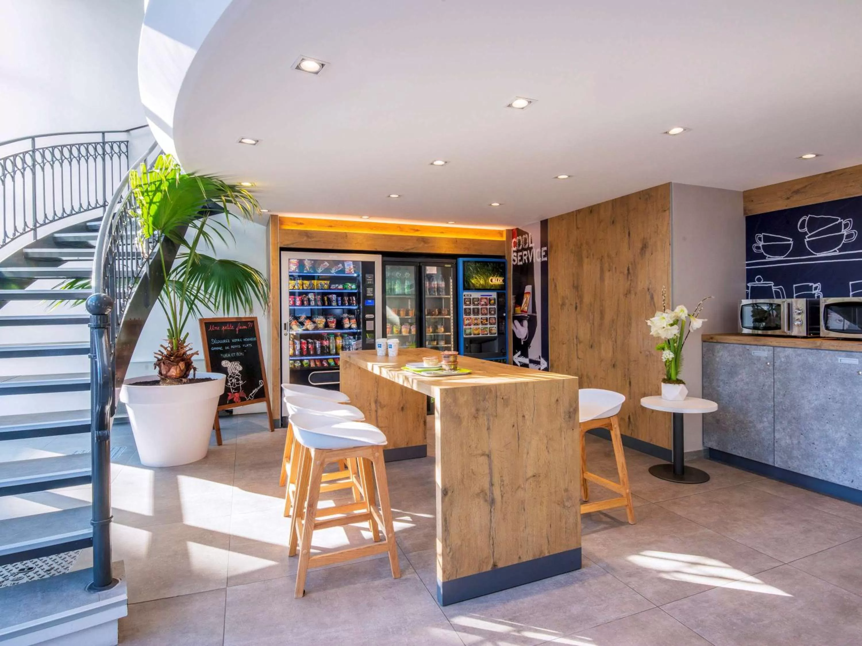 Restaurant/places to eat in ibis budget Nice Californie Lenval