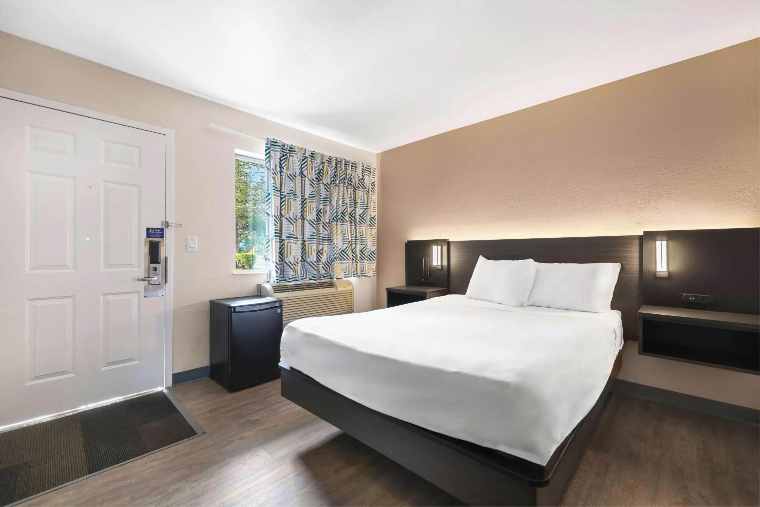 Photo of the whole room, Bed in Motel 6-Kirkland, WA - North Kirkland