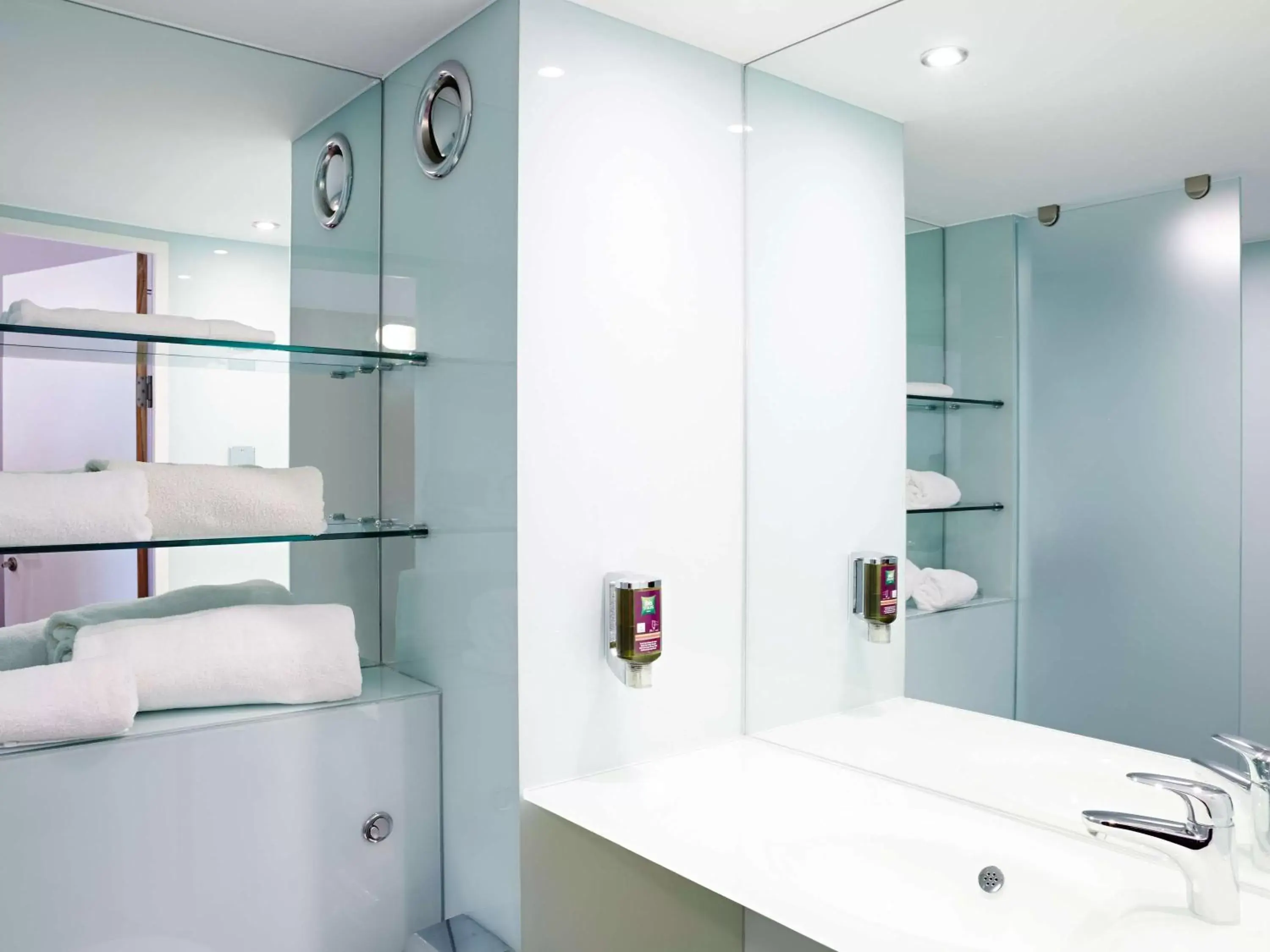 Photo of the whole room, Bathroom in ibis Styles Barnsley