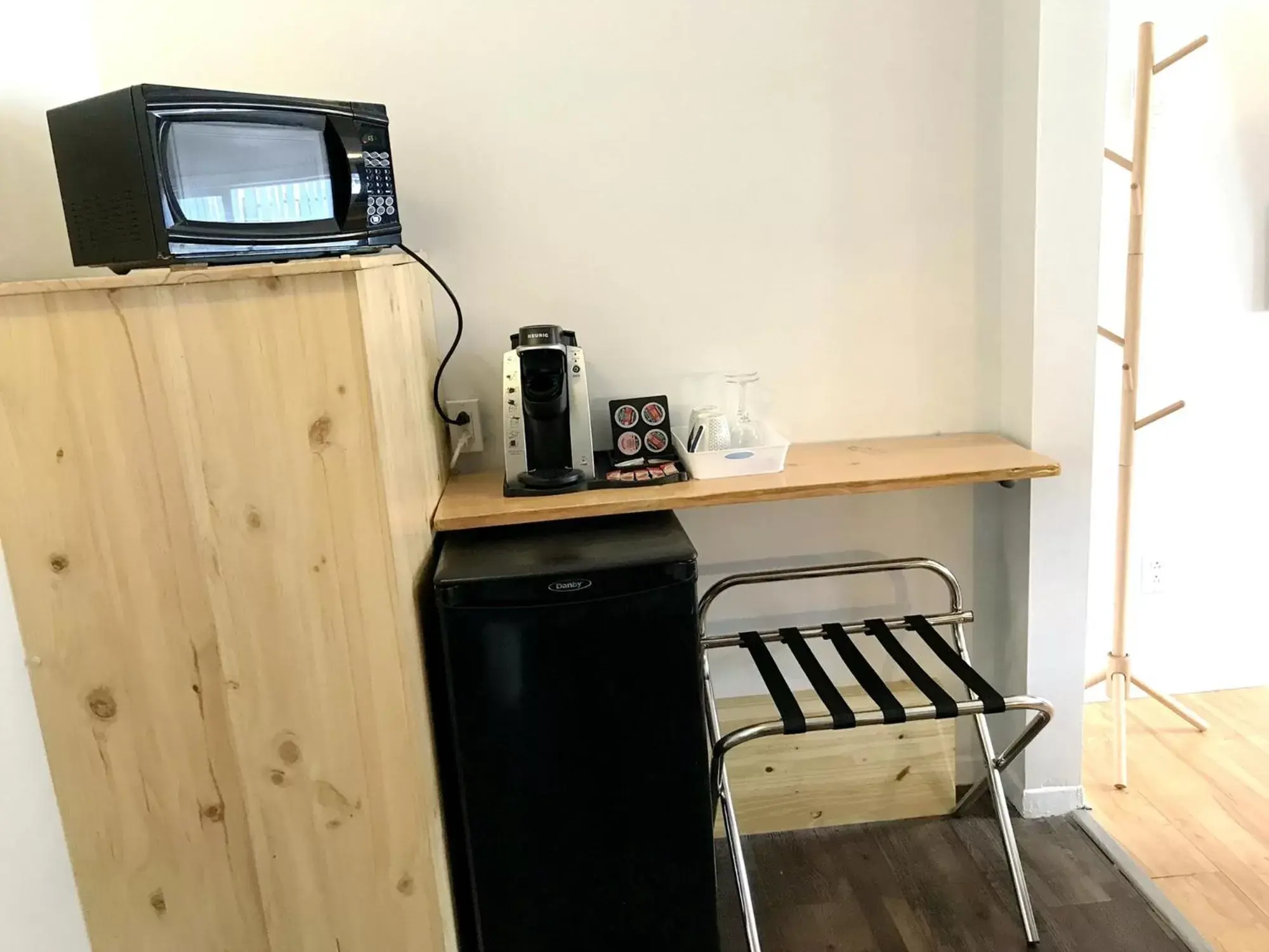 Coffee/tea facilities, TV/Entertainment Center in Duncan Motel