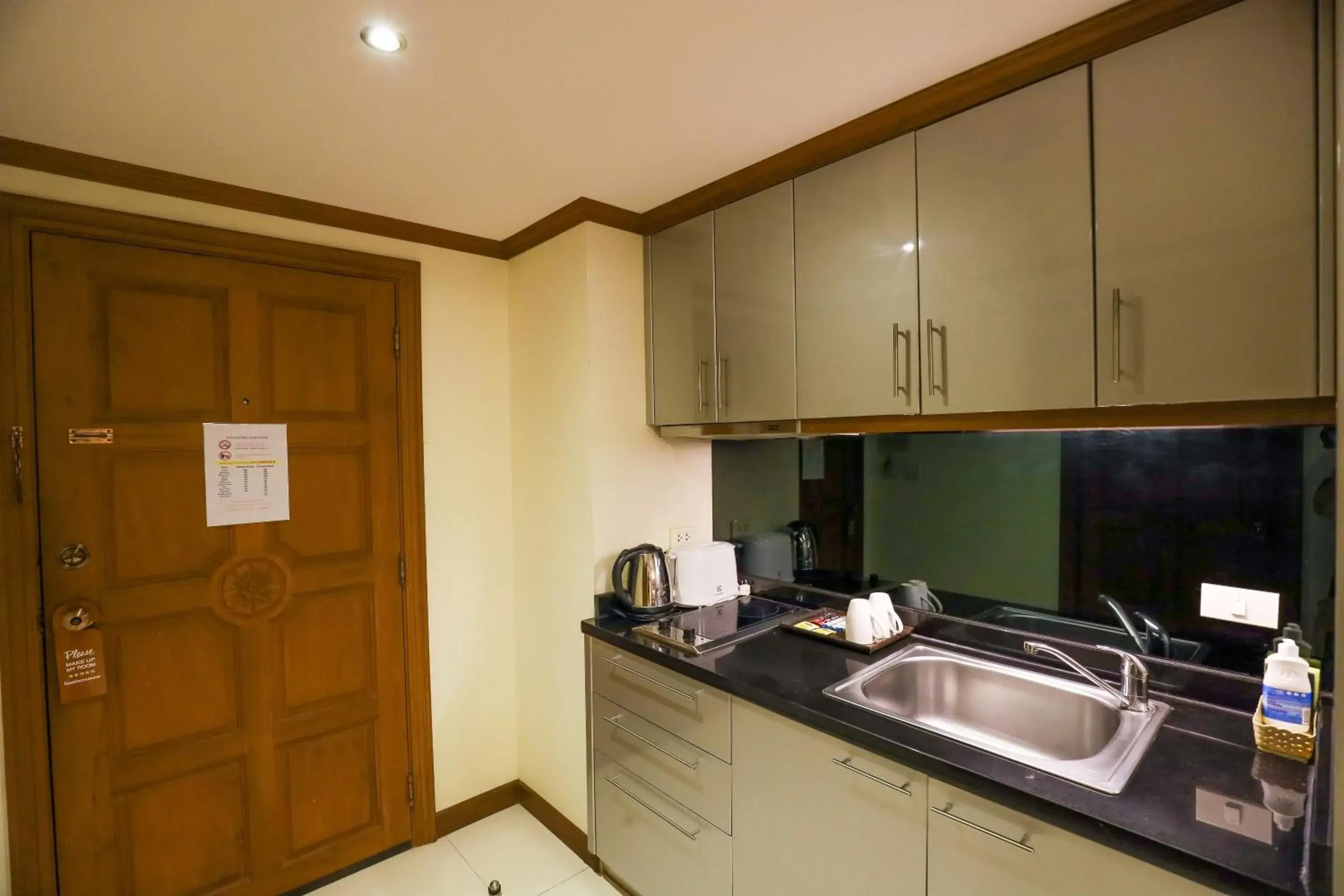 Coffee/tea facilities, Kitchen/Kitchenette in Tara Court Hotel