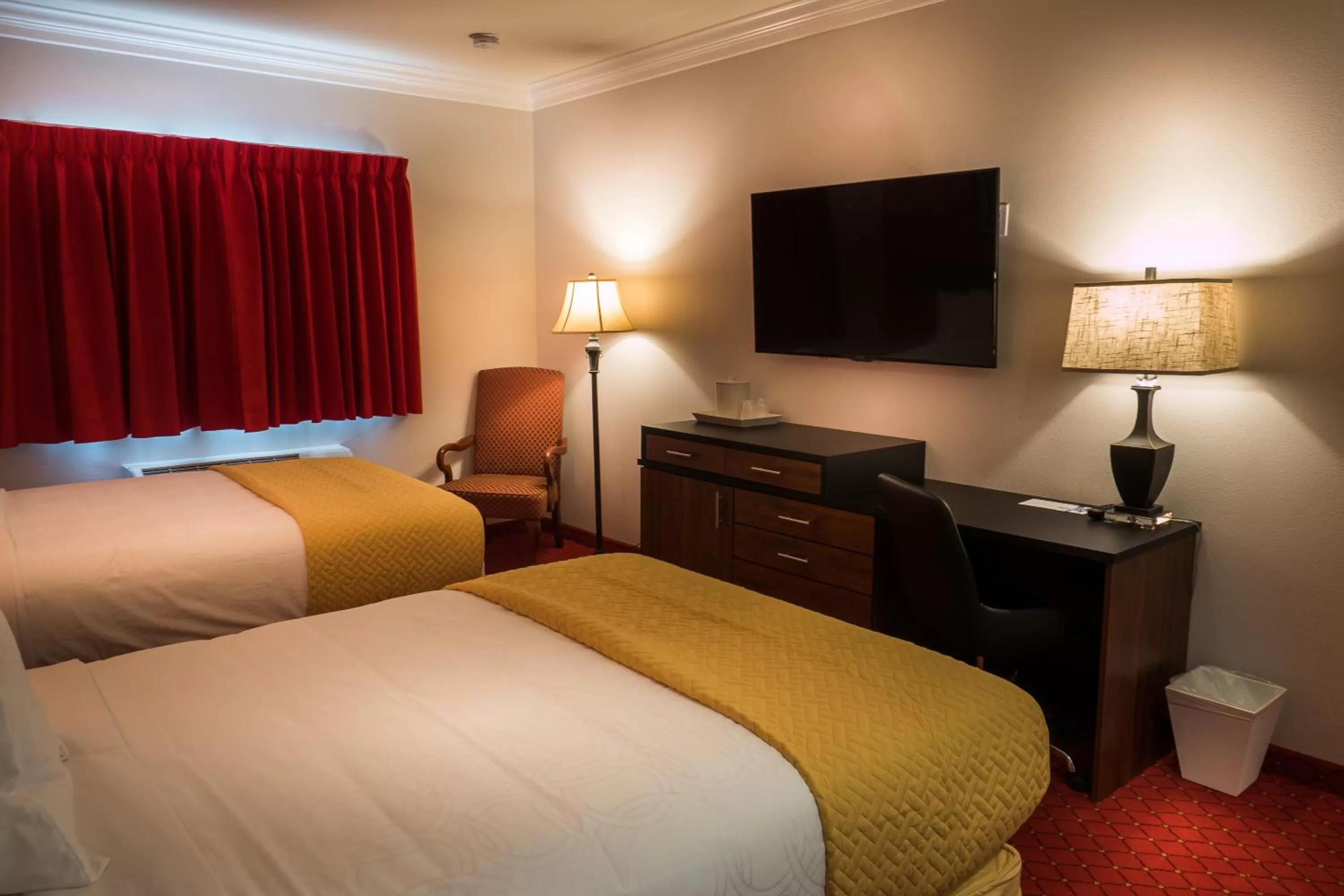 Photo of the whole room, Bed in Skyline Hotel and Casino