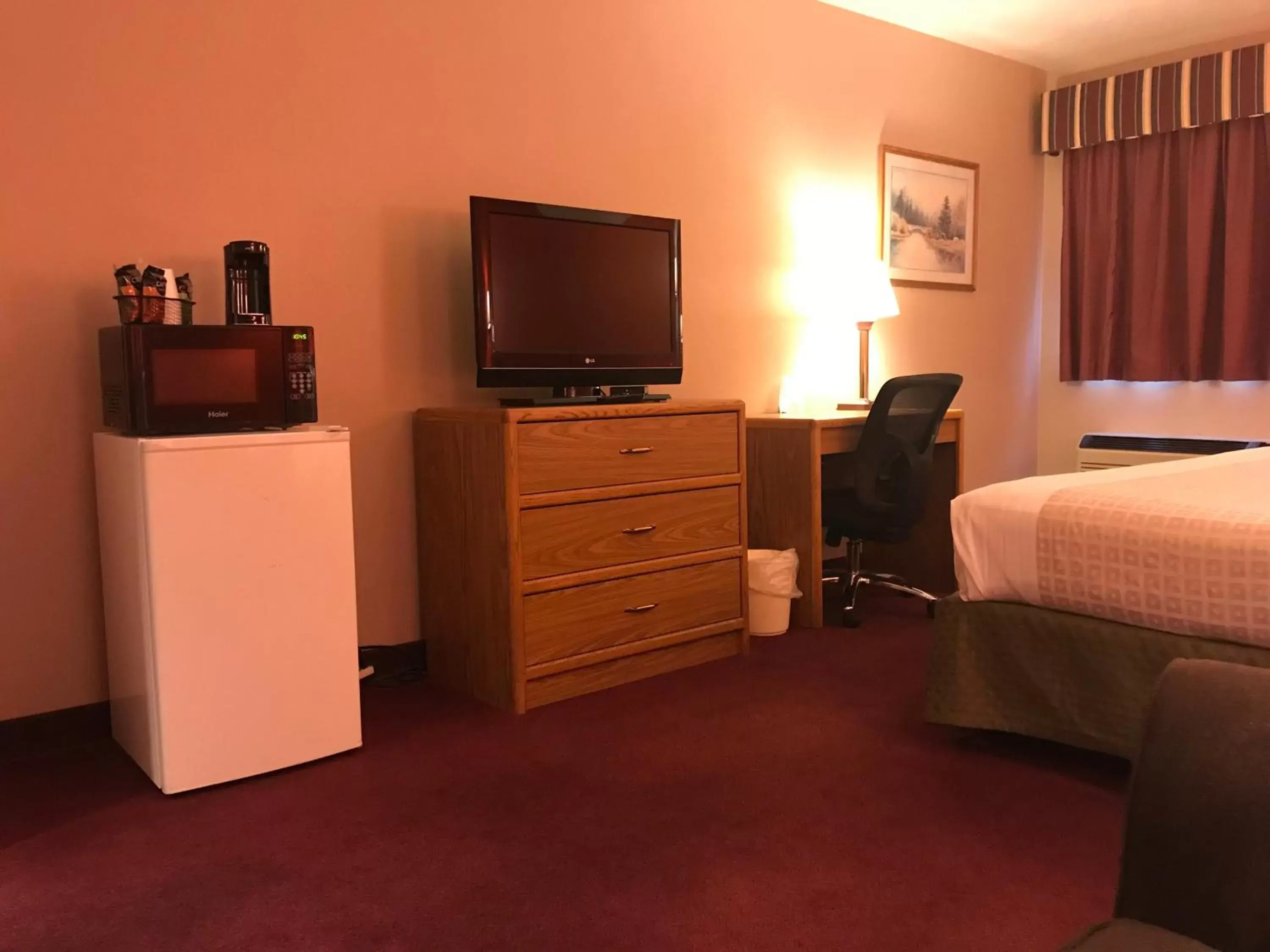 Bedroom, TV/Entertainment Center in Americas Best Value Inn Cedar City