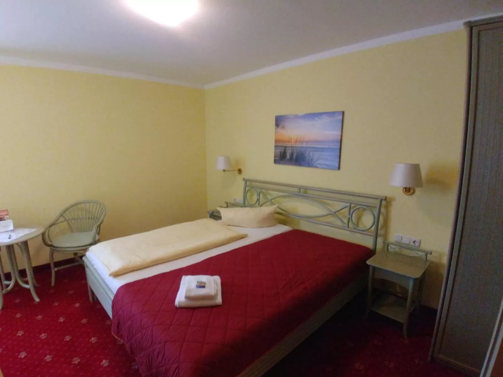 Photo of the whole room, Bed in Hotel am Wariner See