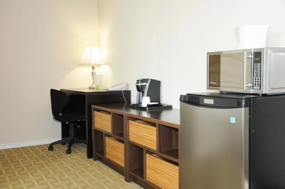 Coffee/tea facilities, TV/Entertainment Center in High Point Inn & Suites Peace River