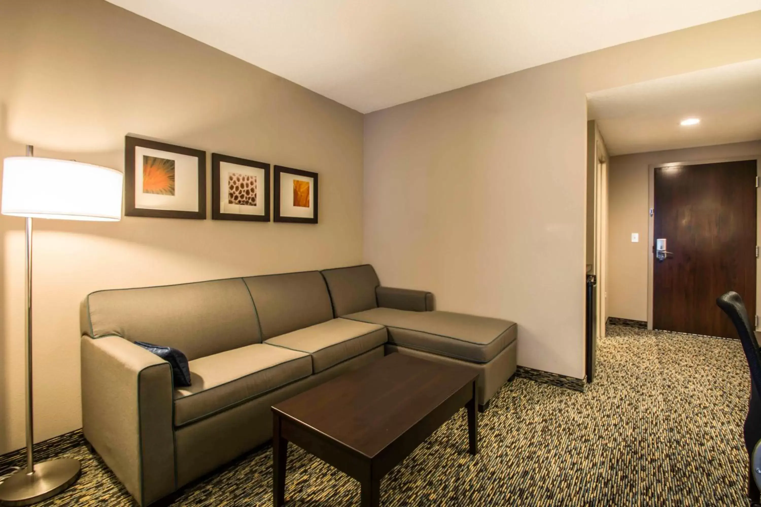 Bed, Seating Area in Comfort Suites Fort Lauderdale Airport South & Cruise Port