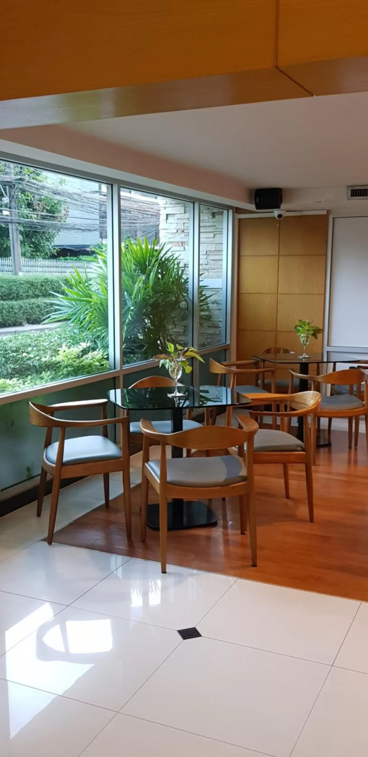 Restaurant/places to eat in Sena House