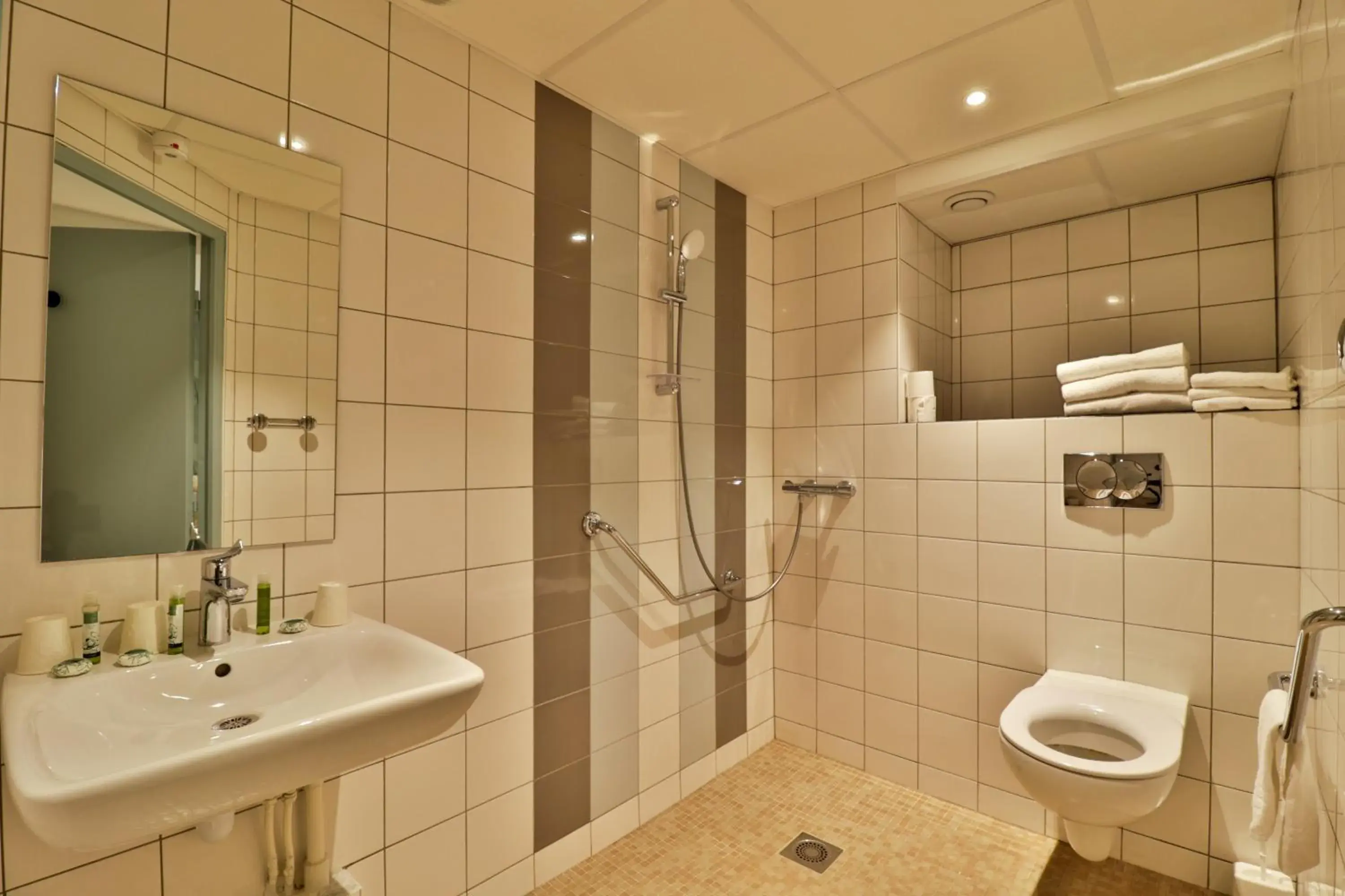 Bathroom in Hotel du Pin Nice Port