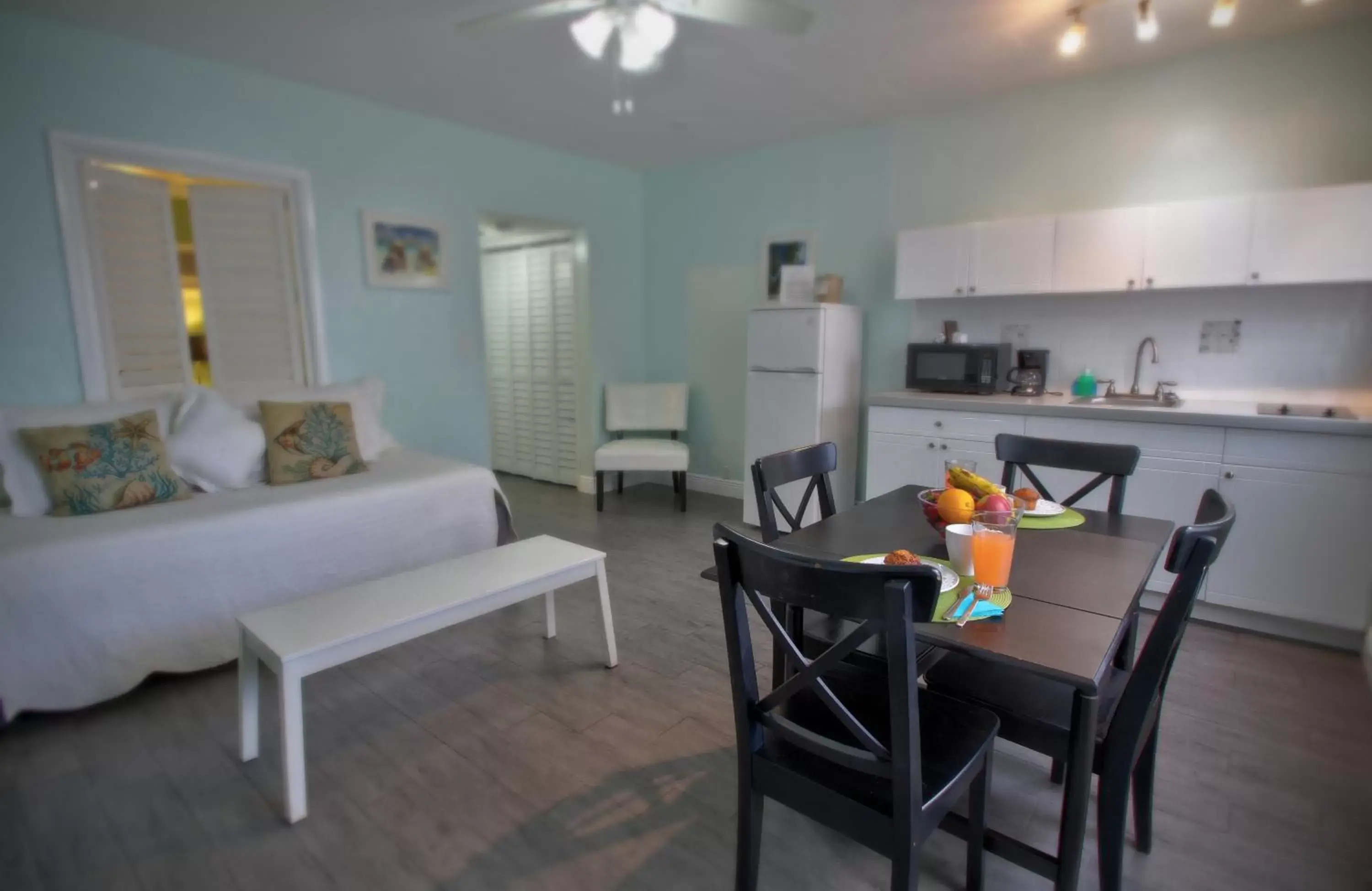Kitchen or kitchenette, Seating Area in Hollywood Beachside Boutique Suite