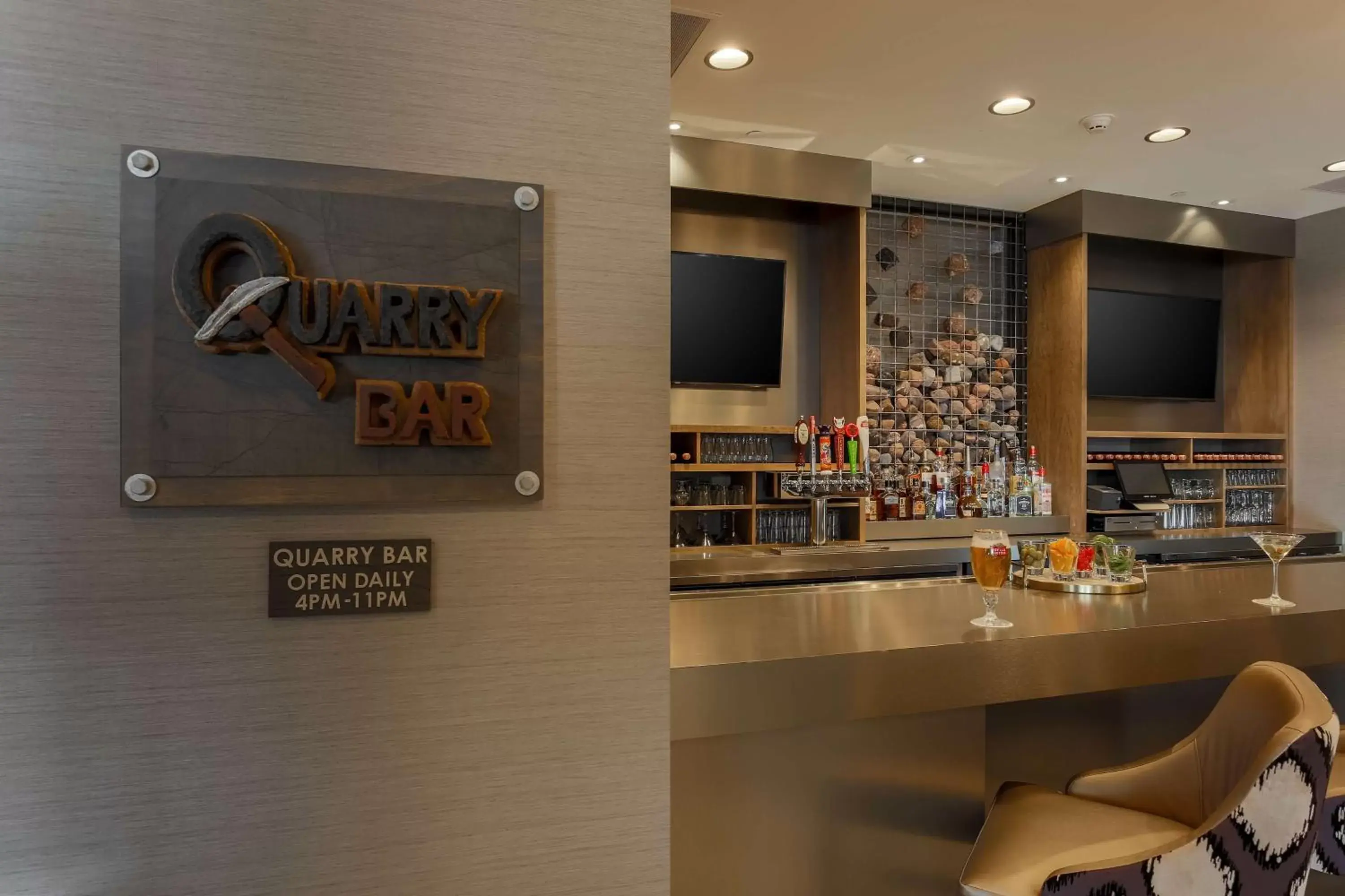 Lounge or bar in DoubleTree by Hilton Evansville