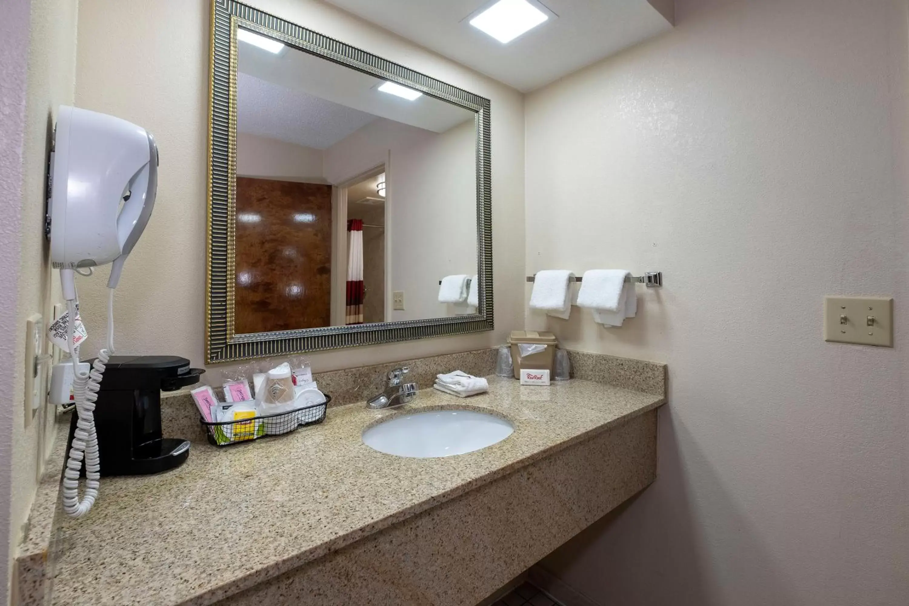 Bathroom in Red Roof Inn & Suites Oxford