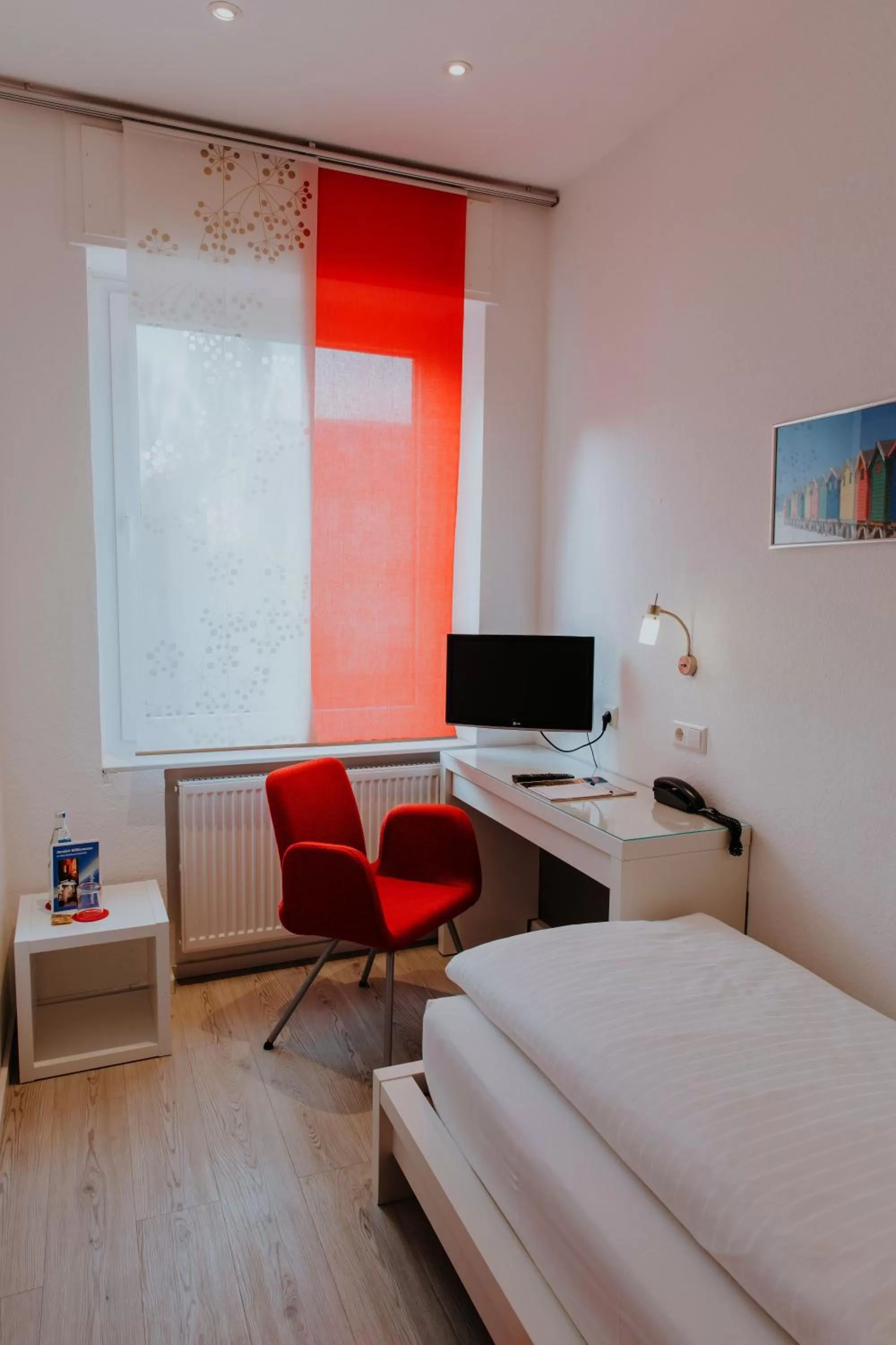 Photo of the whole room, Bed in Hotel Barbarossa Karlsruhe Stadtmitte