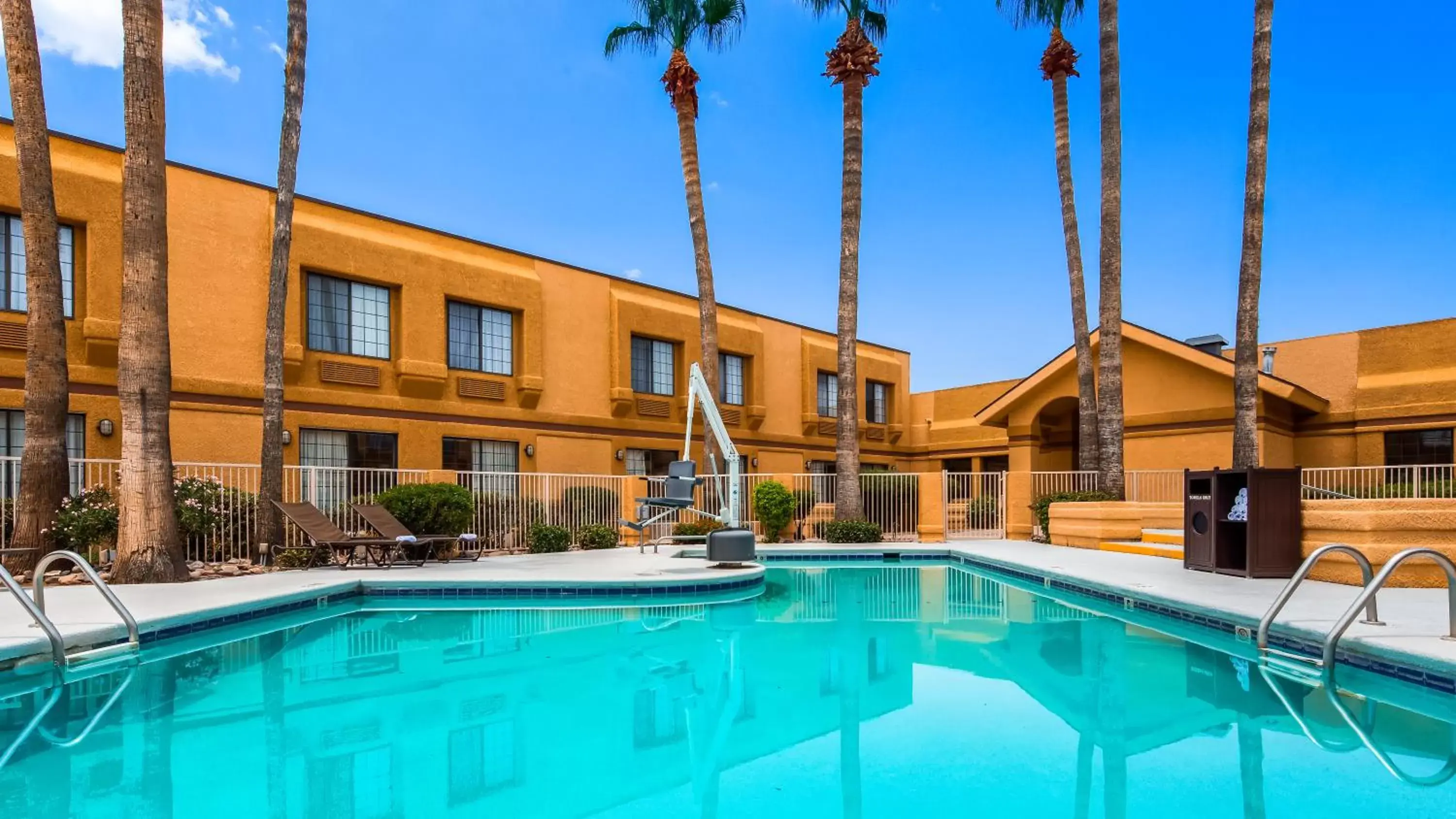 Property building in Best Western Green Valley Inn Property building in Best Western Green Valley Inn